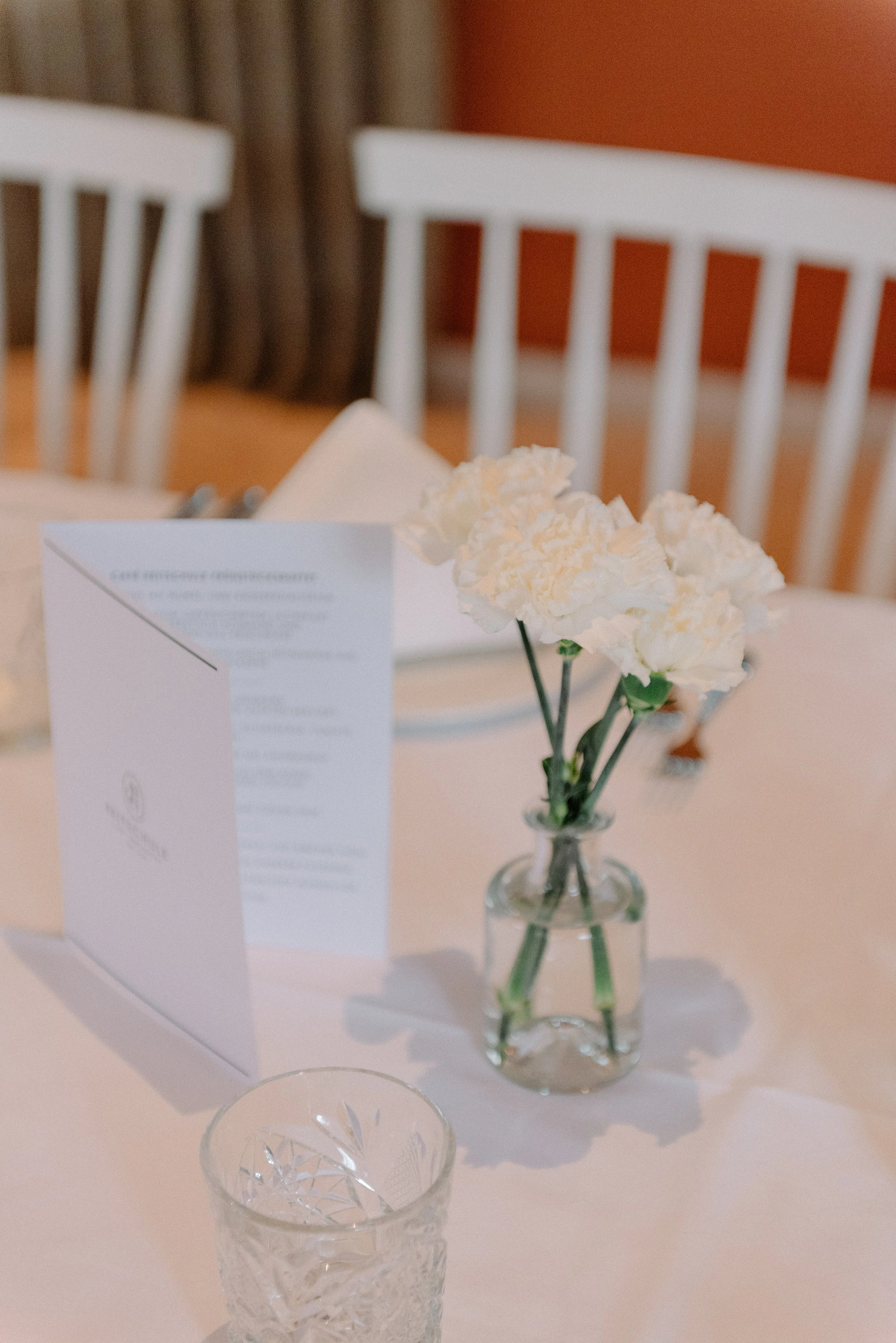 hochzeitstafel-blumen-dekoration-cafe-reitschule.jpg