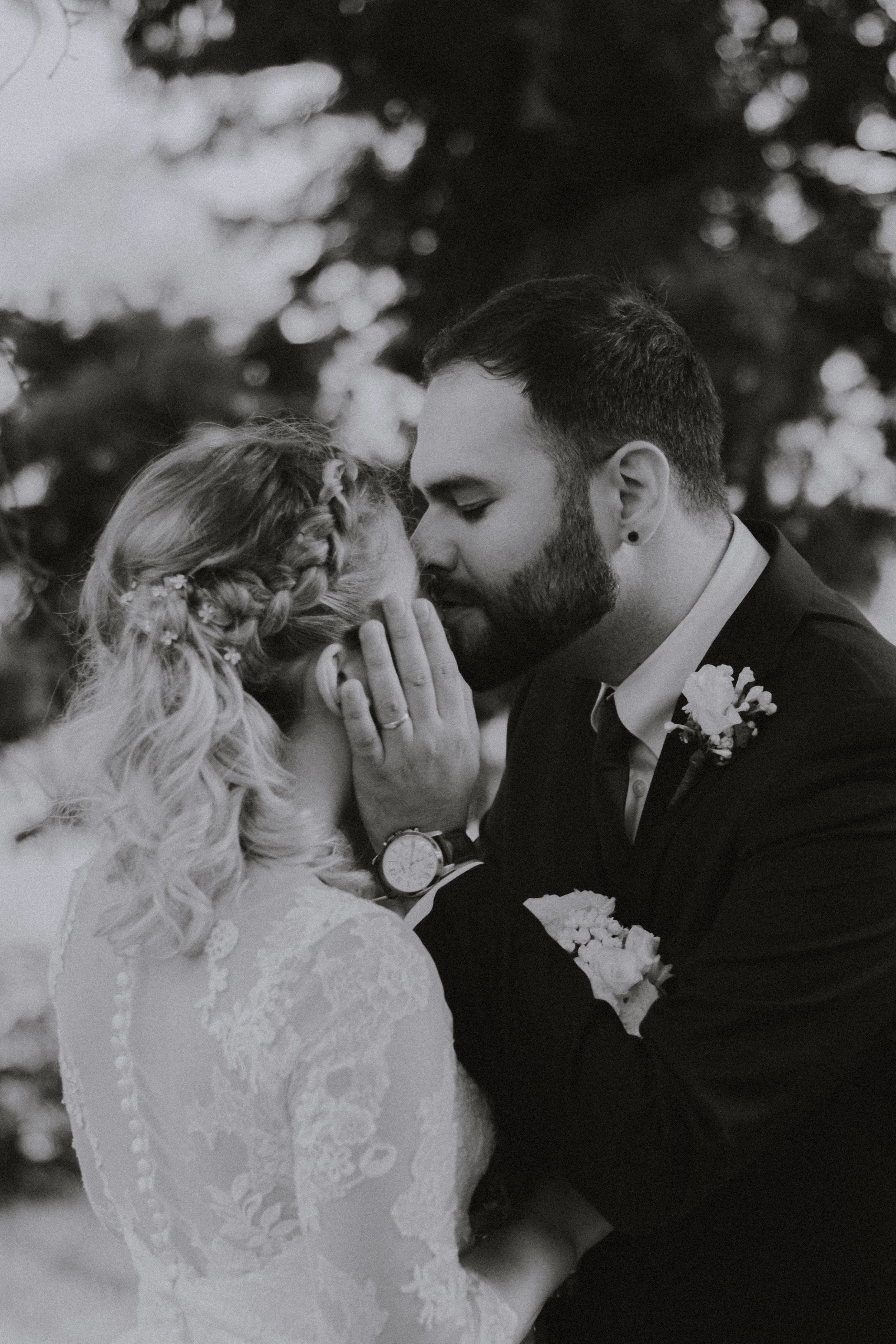 hochzeit-verona-brautpaar-kuss-schwarzweiss.jpg