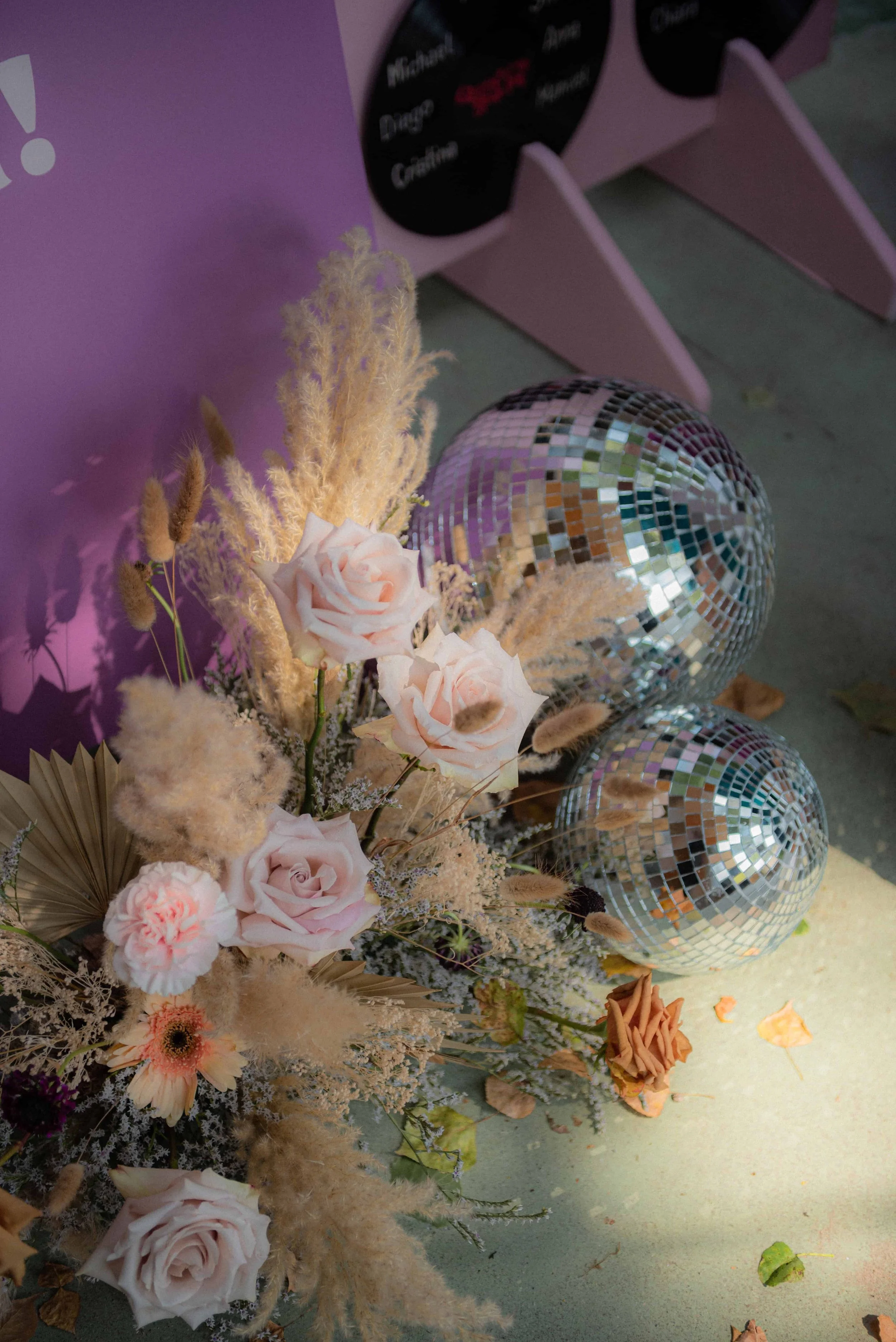 hochzeitsdeko-blumen-disco-kugel.jpg