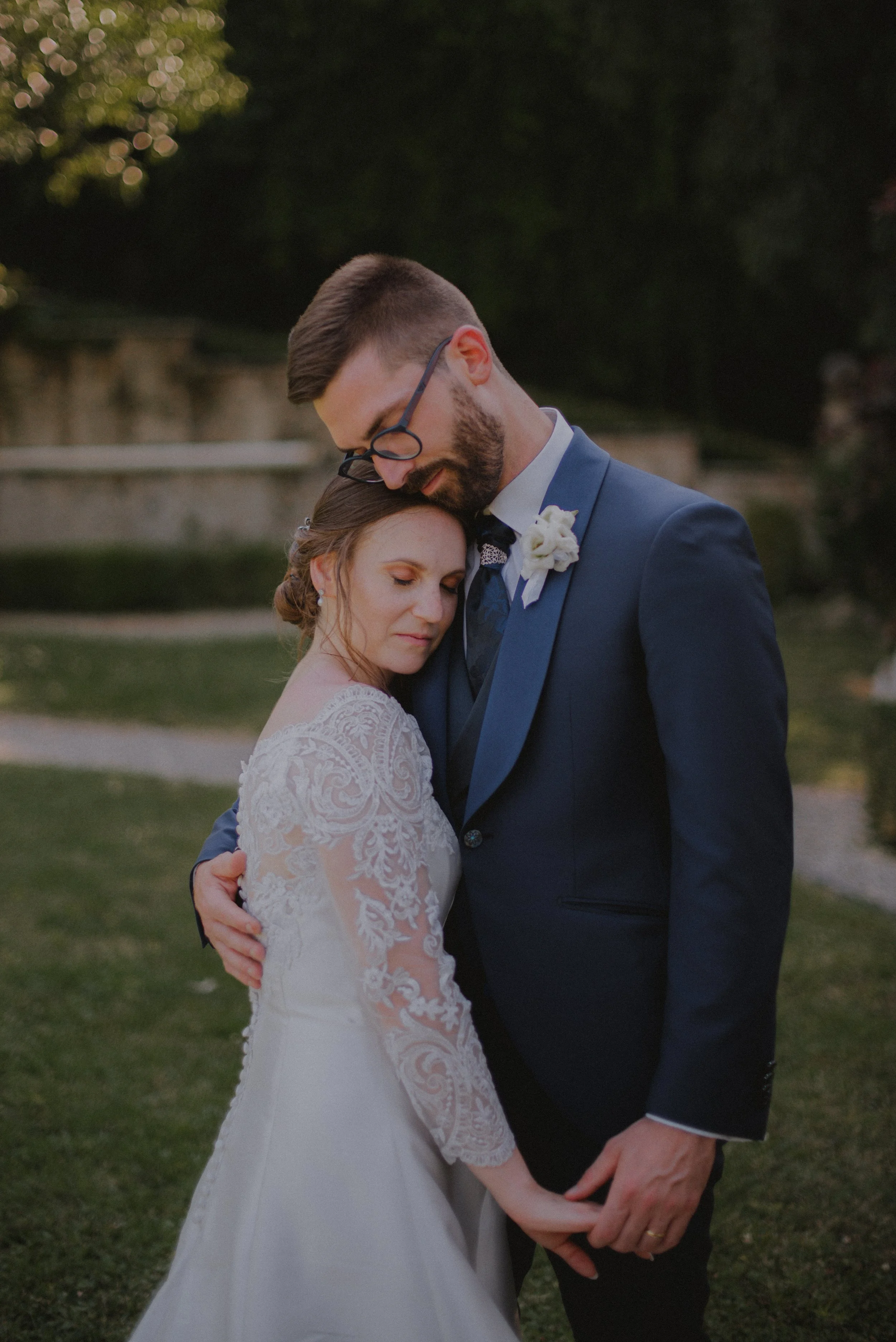 brautpaar-intimer-moment-portrait-garten.jpg