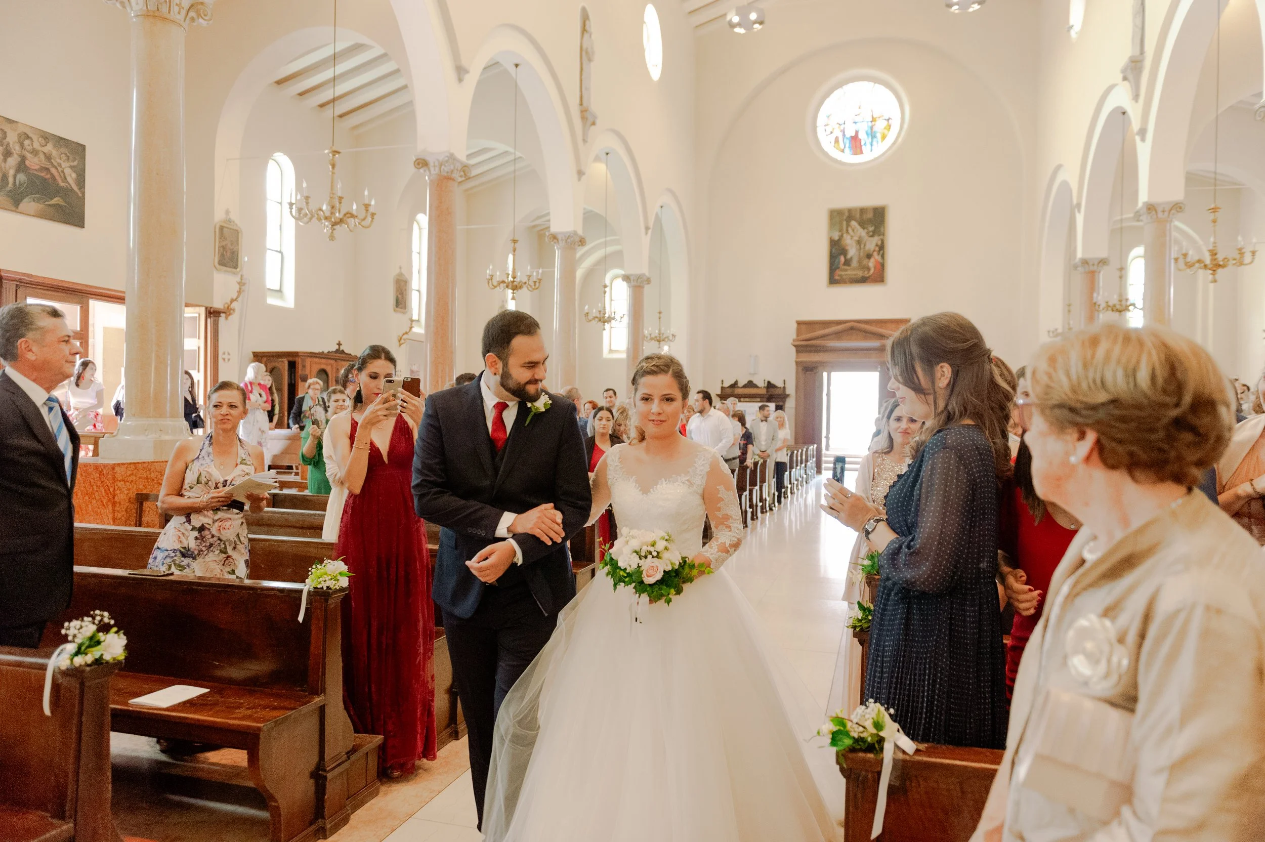 hochzeit-verona-kirche-auszug-brautpaar.jpg