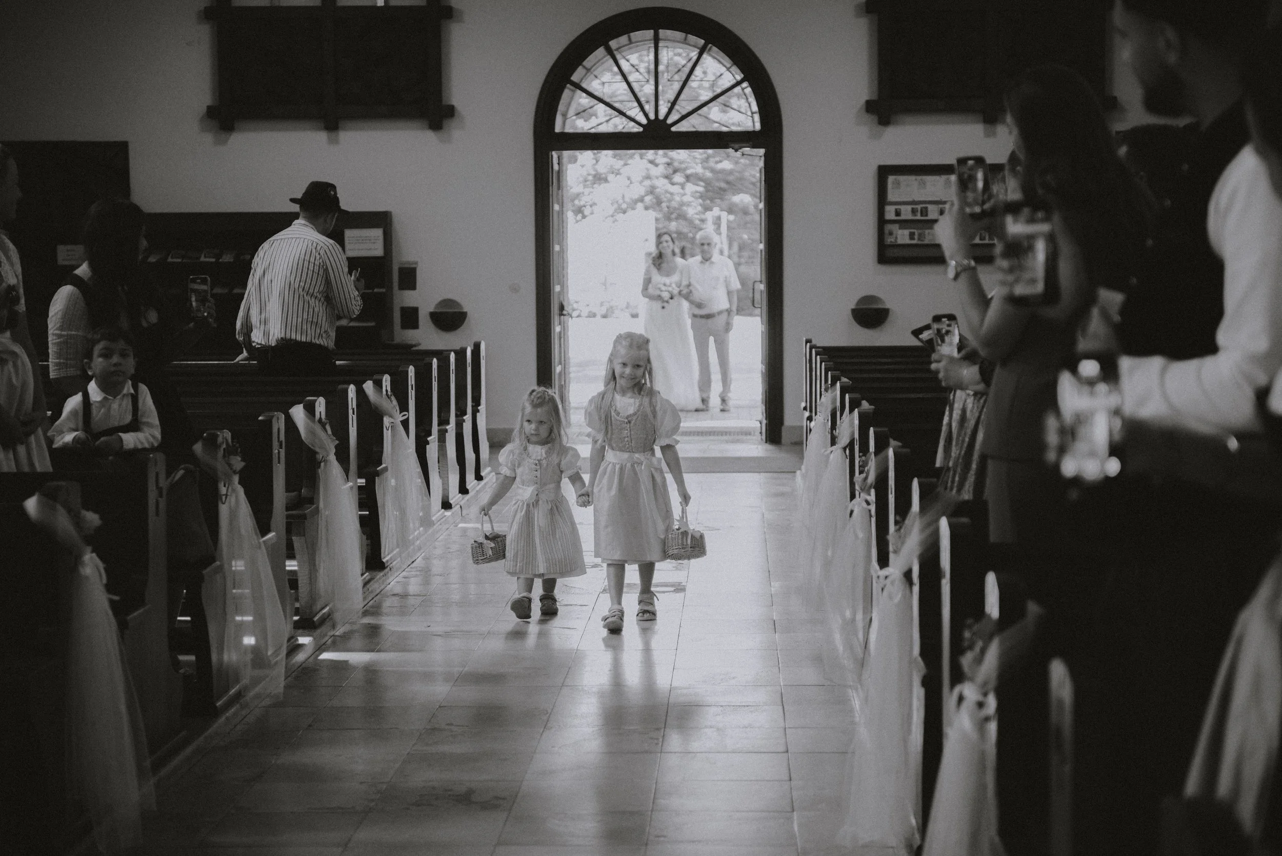 blumenkinder-einzug-kirche-hochzeit-haar-muenchen.jpg