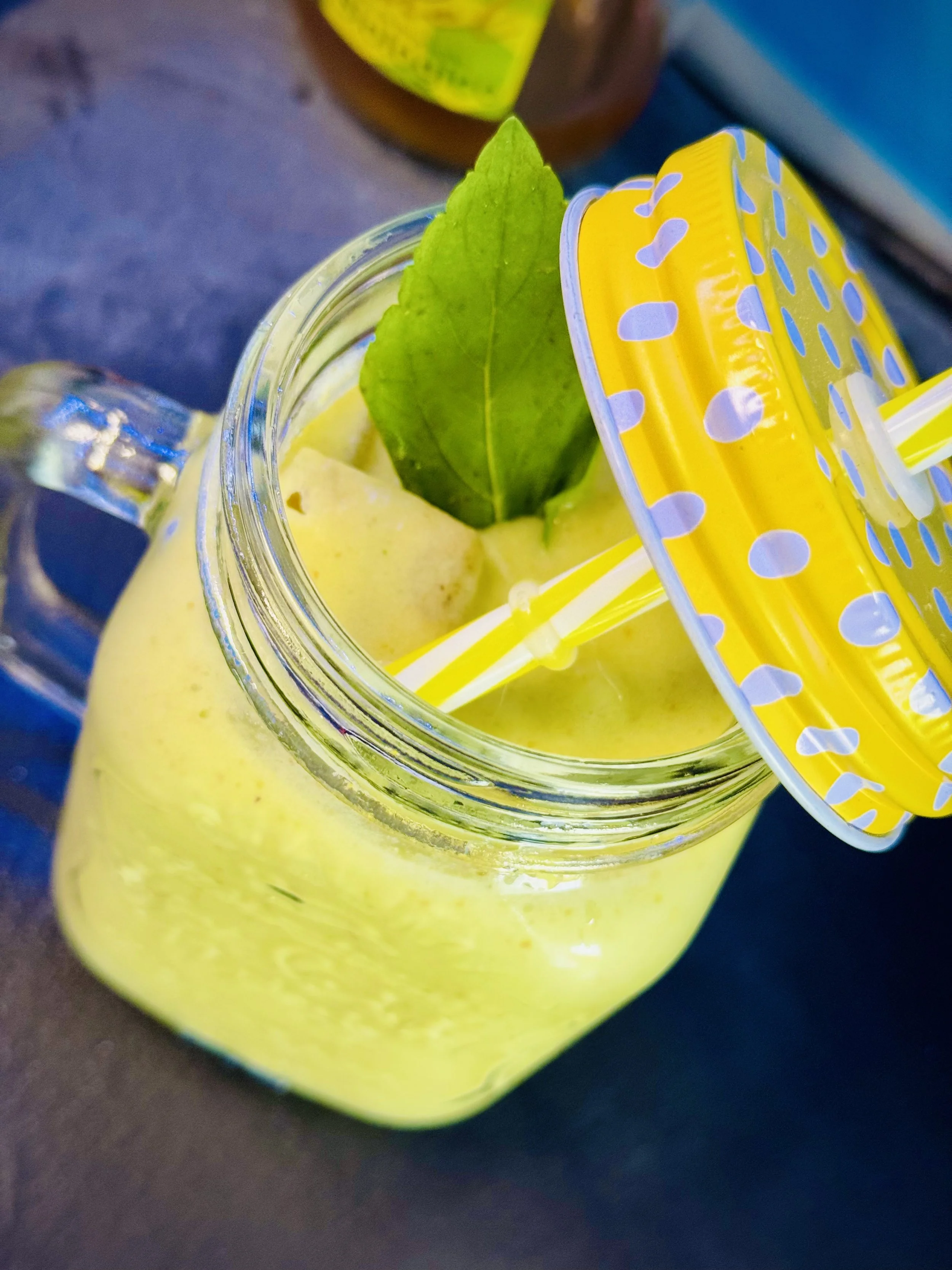 Carioca Breezy Sete Cidades: FRUITS BOOSTER MIX. Not a juice, not a smoothie. It’s both! A mix o fruits to refresh body and soul.