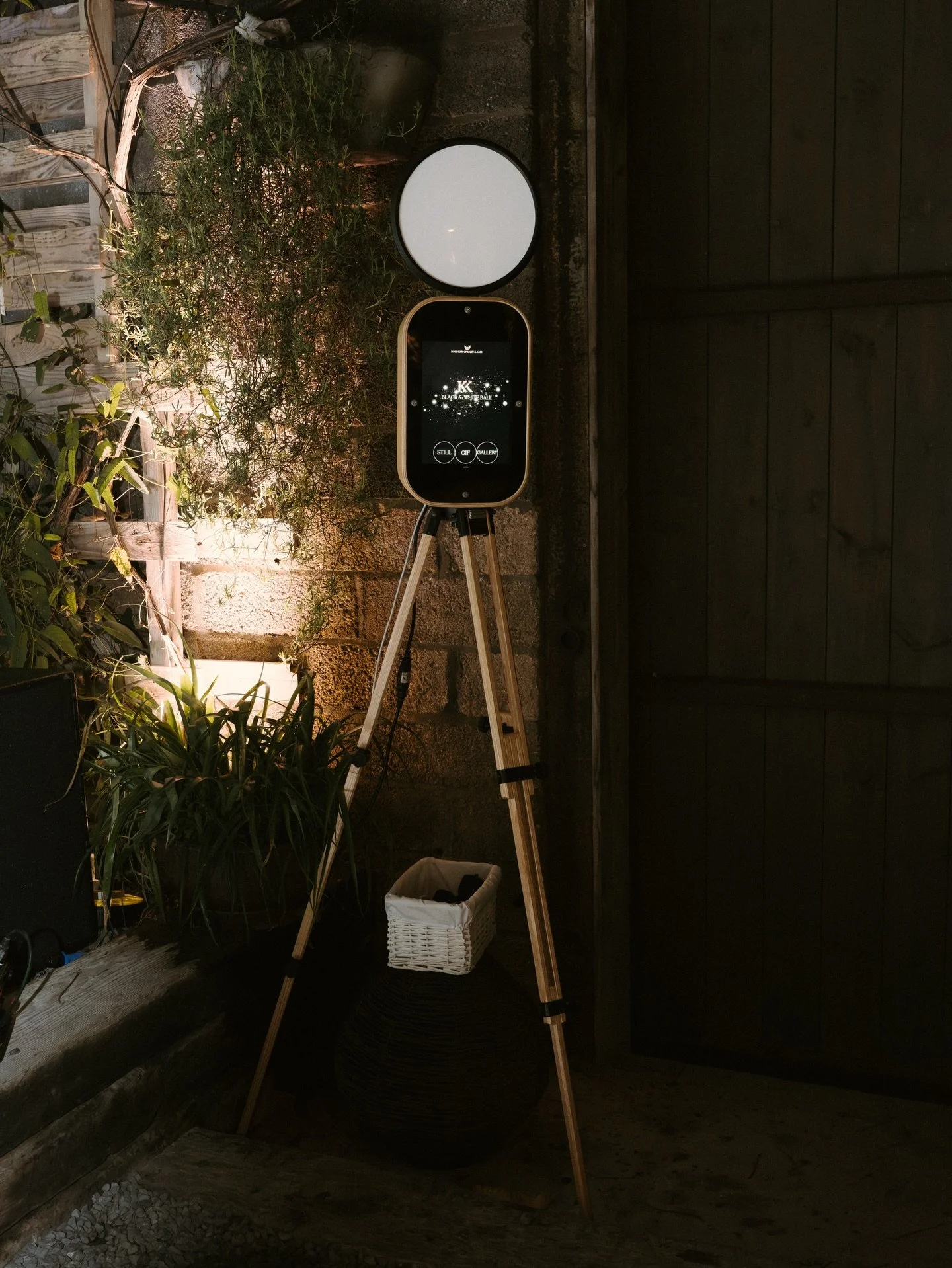 We built this booth to be discreet but sleek, small but sexy, and to slide in to any unused space to capture all those special moments 🪩 and it really delivers! 

Here she is at the beautiful Anran in Devon, positioned at the edge if the dance floor