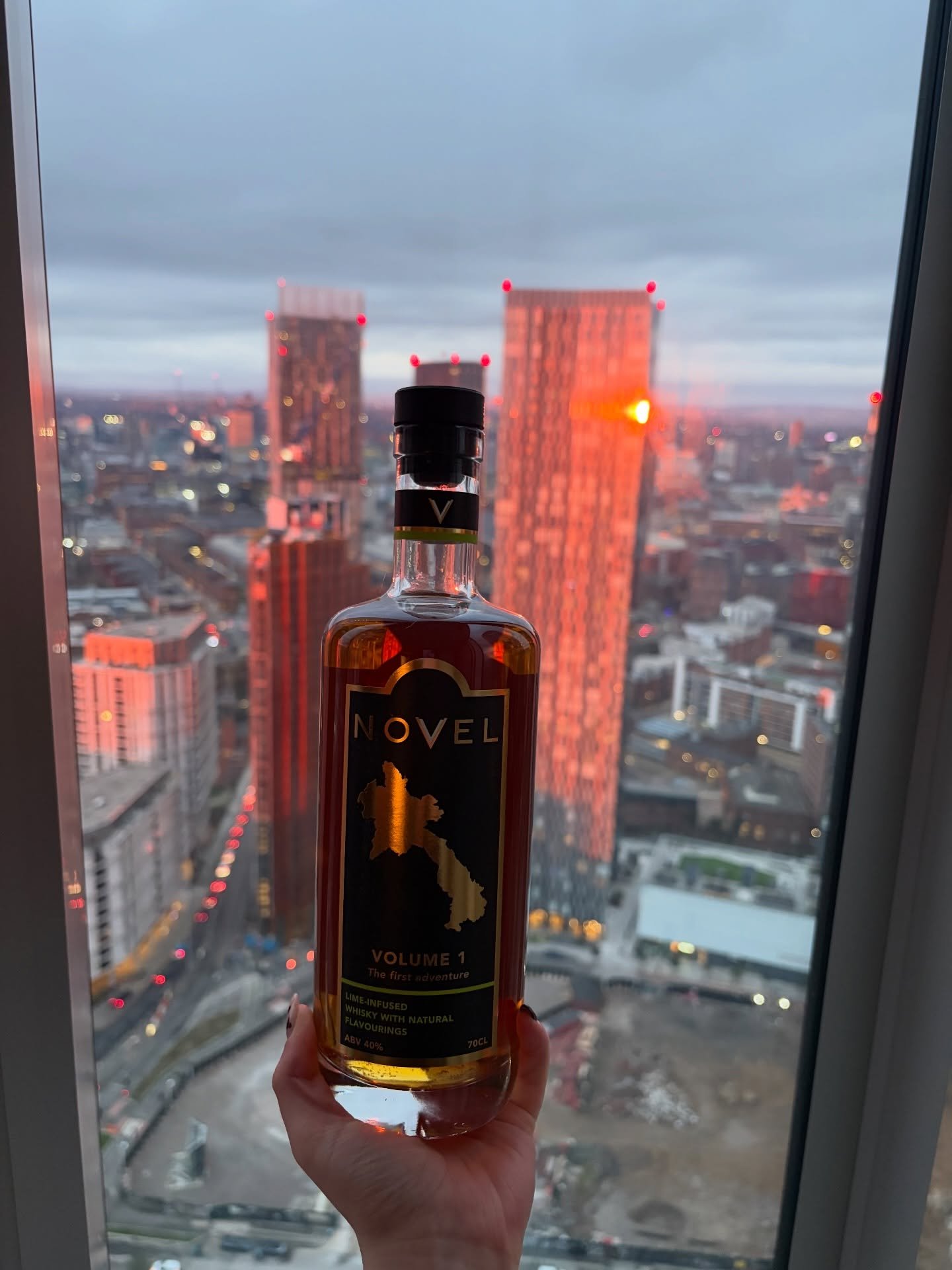 Is there anything better than a sunset and a Whisky? Hope you are all having a fantastic bank holiday weekend full of fun (and obviously whisky 🥃).