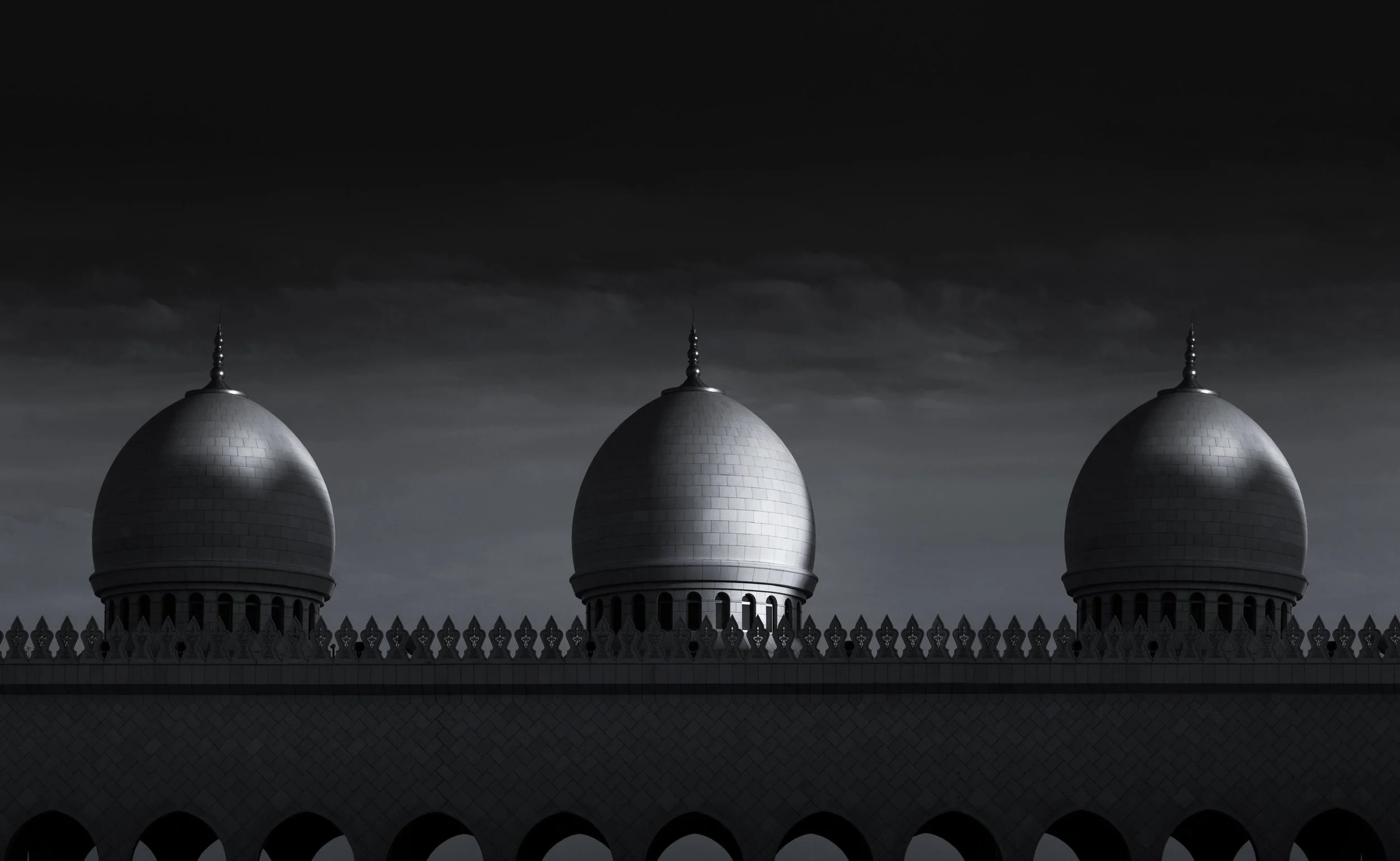 sheikh-zayed-mosque-three-domes-crenellations-abu-dhabi-sarab.jpg