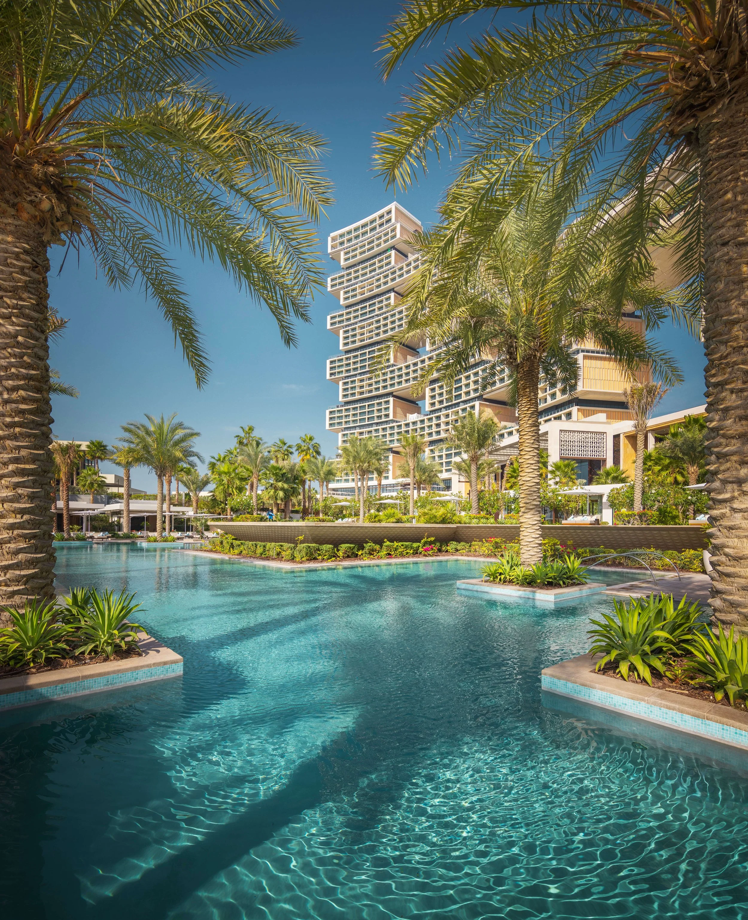 atlantis-royal-pool-exterior-sarab-ahmad-alnaji.jpg