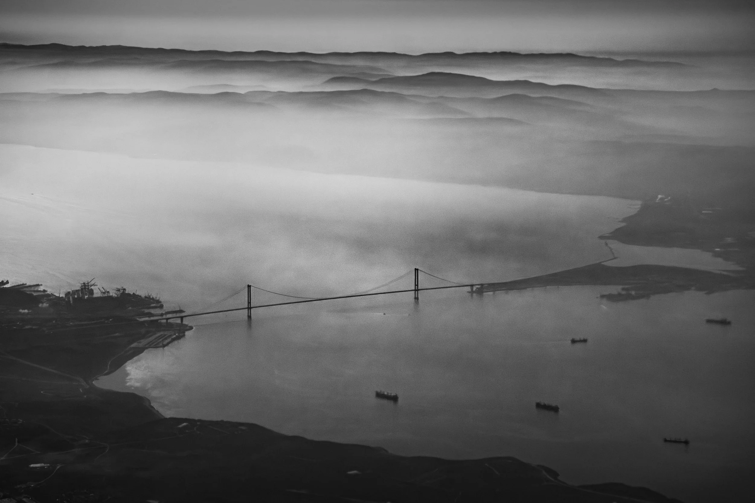 sarab-ahmad-alnaji-istanbul-bosphorus-bridge-fog-seascape.jpg