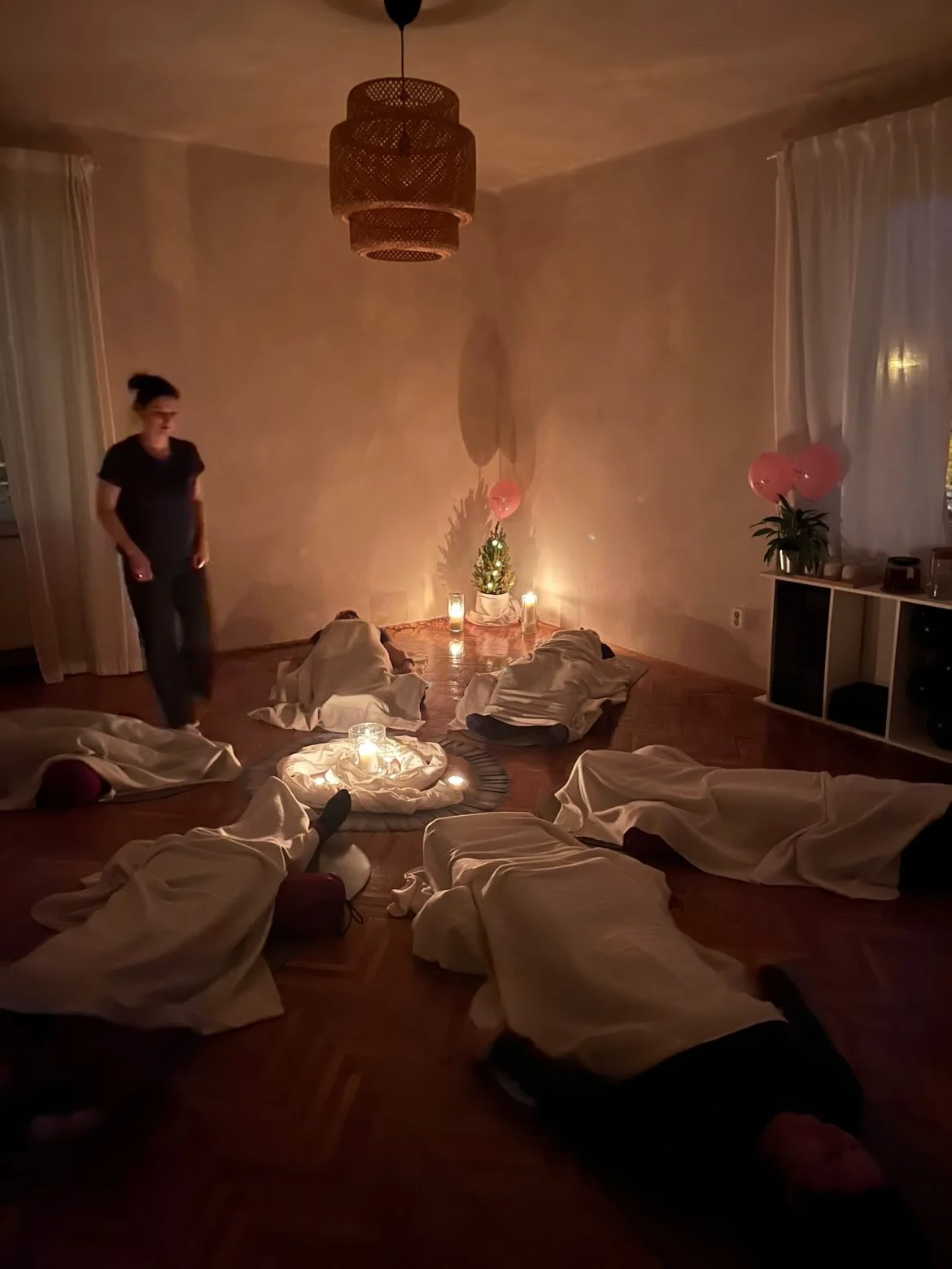 Gyertyafényes jóga nidra gyakorlás a Briewell stúdióban Budapesten a 11. kerületben