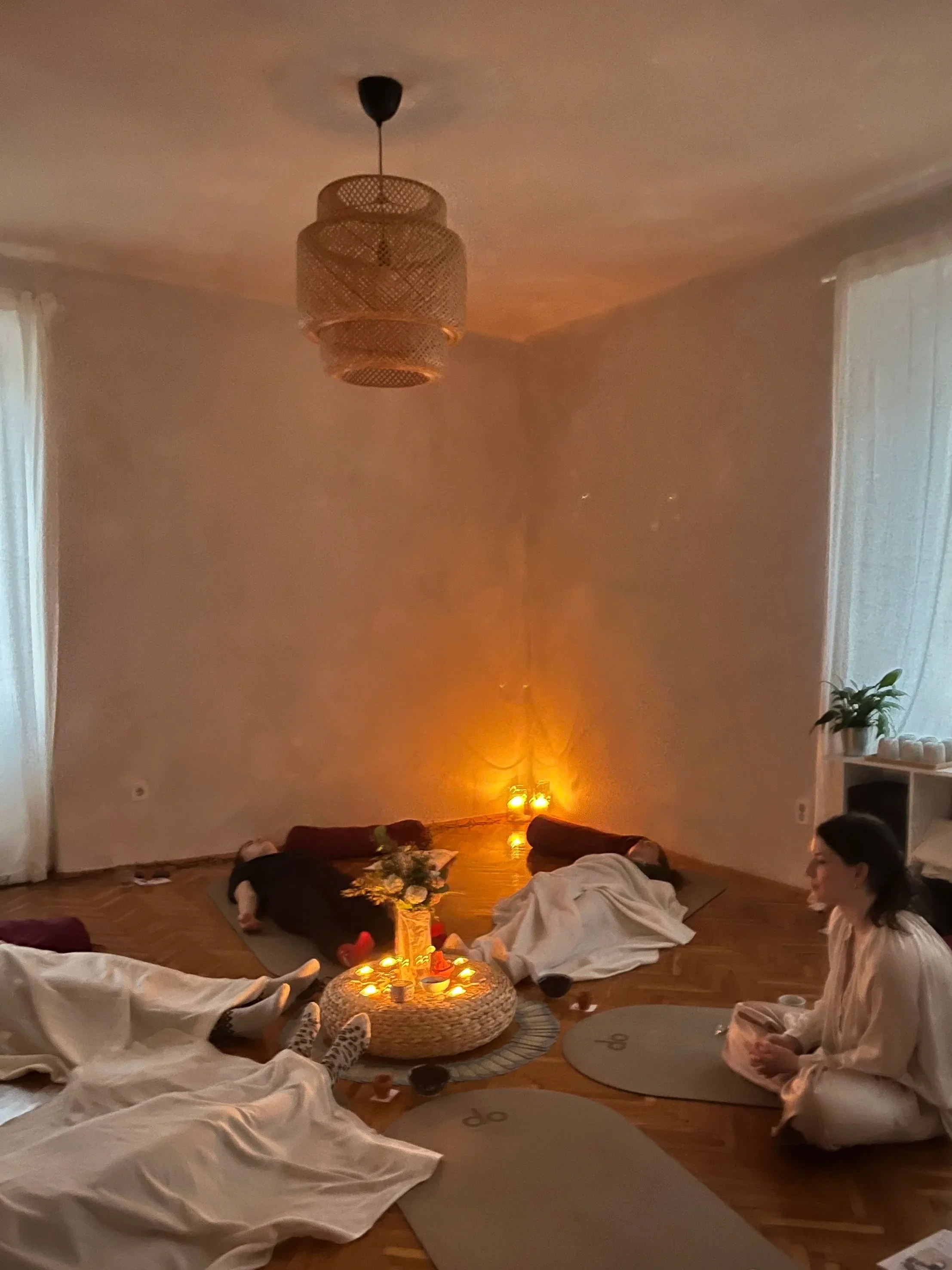 Csoportos Restorative és Yin jóga gyertyafénnyel a Briewell stúdióban Budapesten a 11. kerületben
