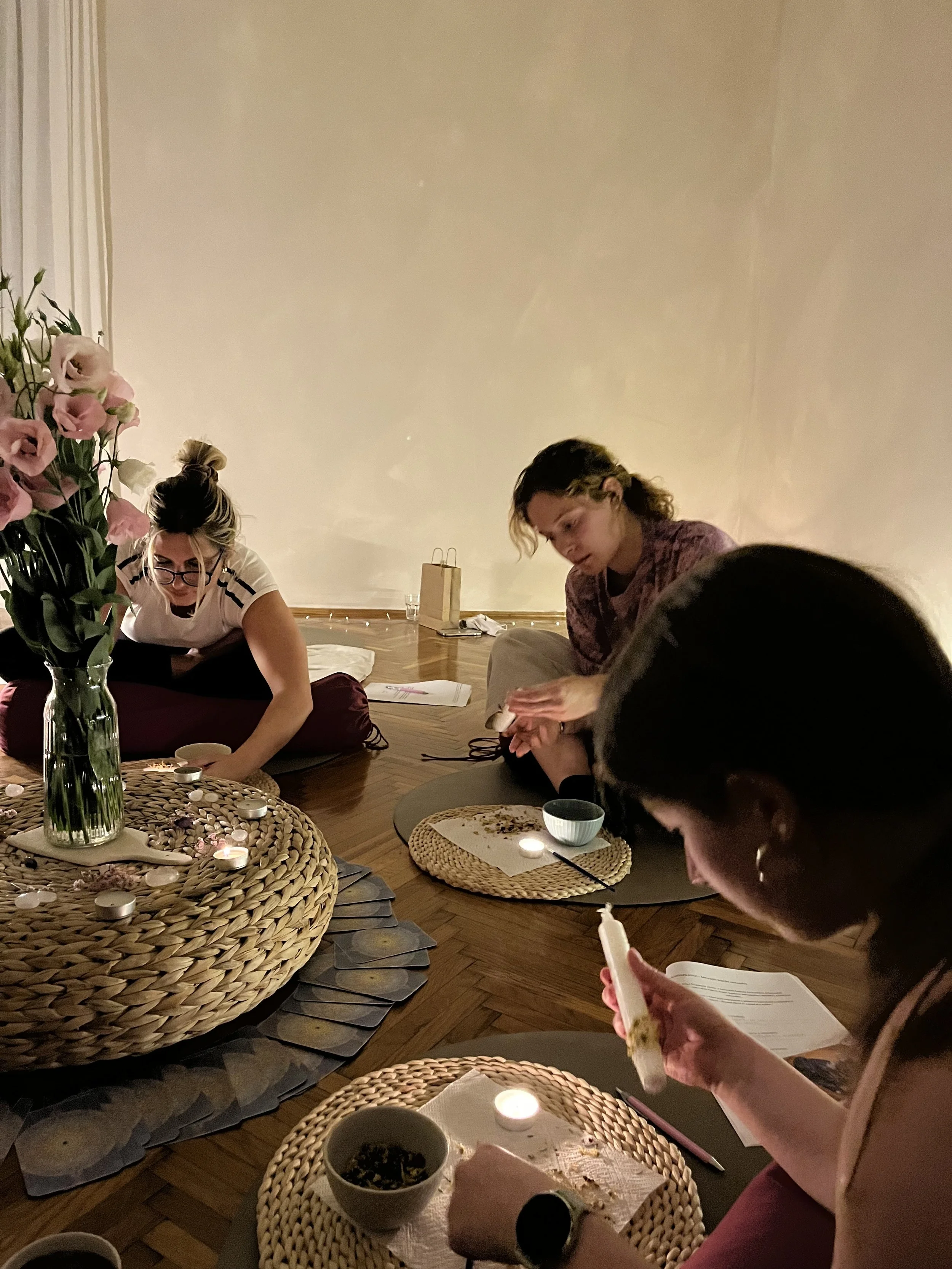 Meghitt női kör gyertyafénnyel és virágokkal a Briewell stúdióban Budapesten