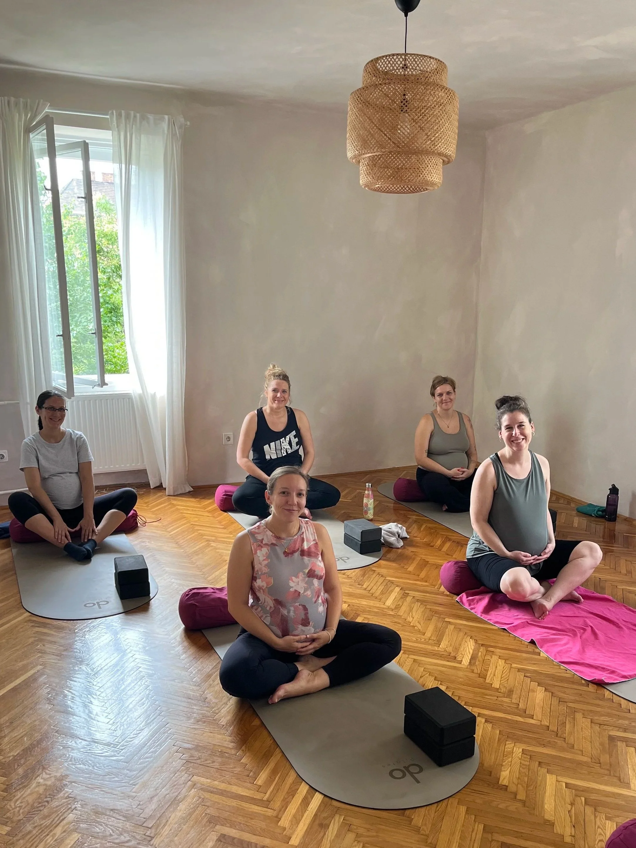 Csoportos kismama jóga a Briewell stúdióban Újbudán