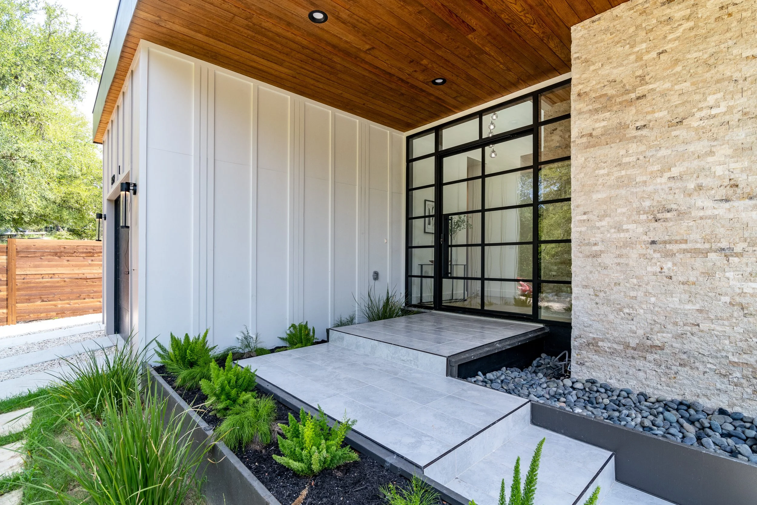 1409 Deloney St Austin TX-print-004-010-Patio-3000x2000-300dpi.jpg
