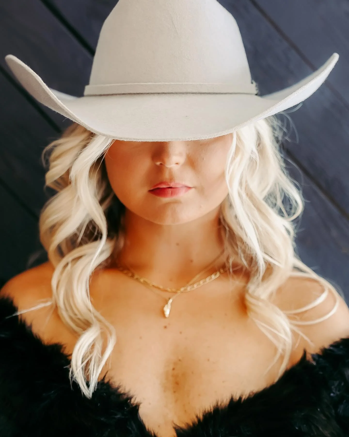 Shiloh&rsquo;s 30th Rodeo by #FreshCapsuleVibes &amp; glam by @glambyirma_ &amp; @sirenalluree. 🔥 #birthdayportraits #sanantoniophotography #studiosessionsphotography #birthdaygirl #30thbirthday 🎂🧁🍰