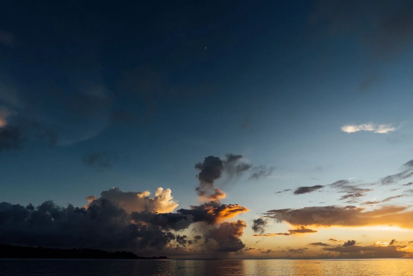 Sunset of the day

No matter how many times I stand before it, the ocean reminds me of how small I am, yet how infinite my spirit can be when I allow myself to drift beyond the shore

ただいま

Meliaの学校の発表会で帰ってきて、夕方にはこんな広い空に広がるキャンバスアートのような宇宙に魅了された

海はいらな