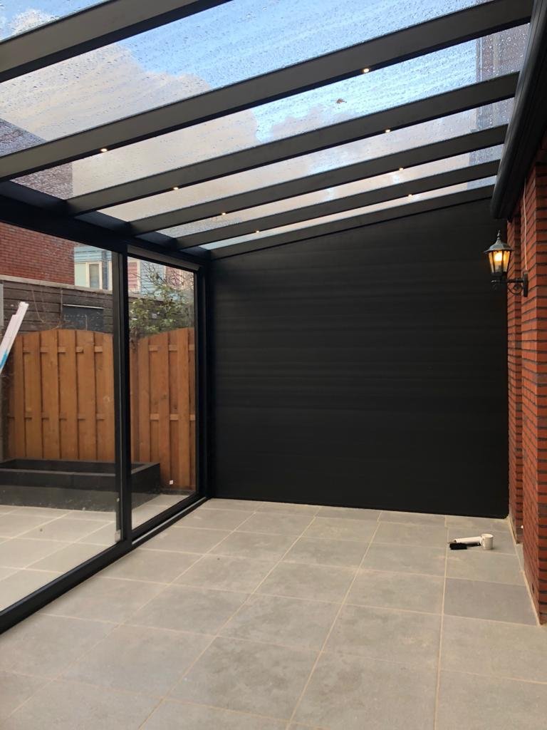 Sichtschutzpaneele an Terrasse und Carport