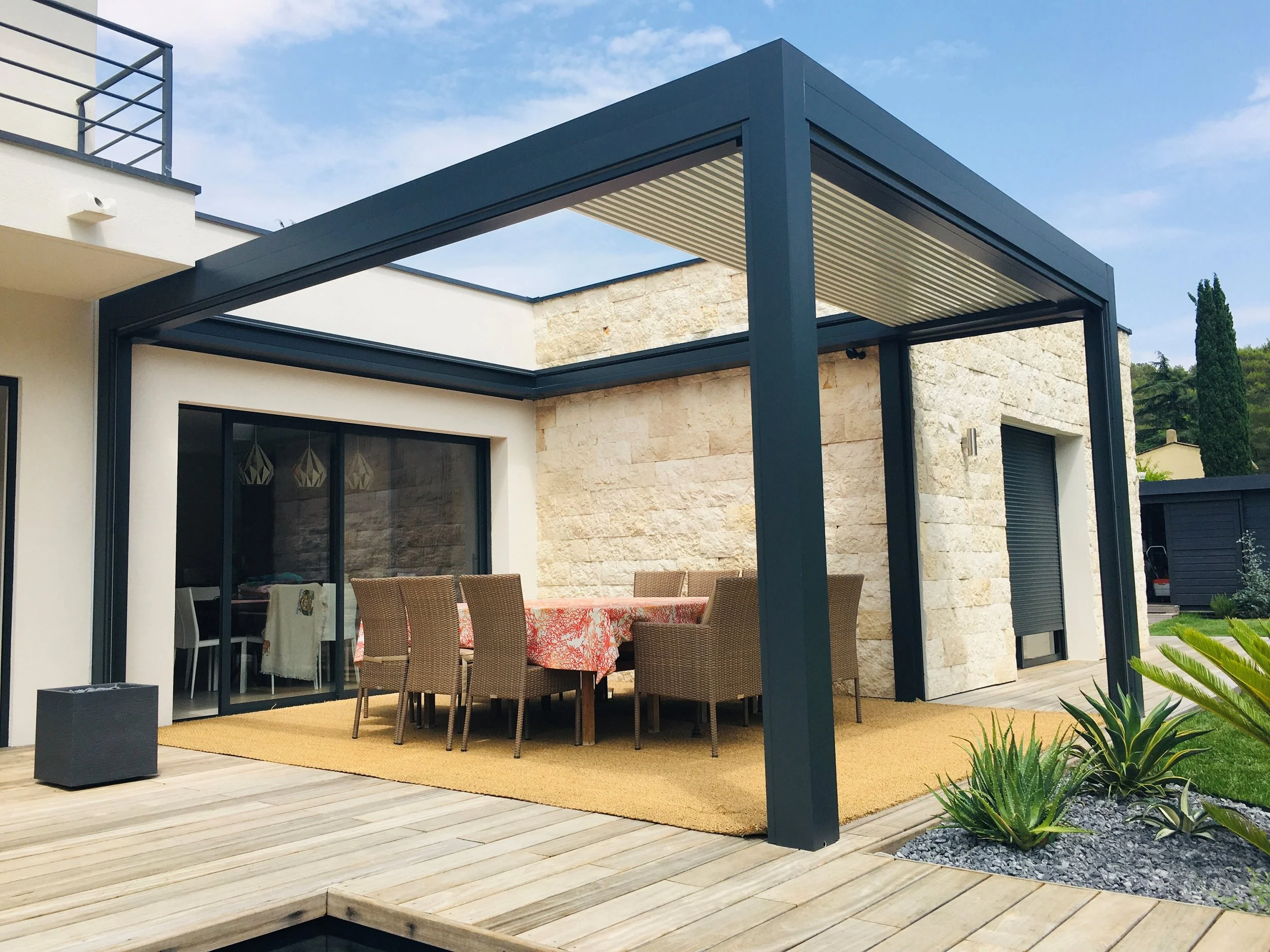 Freistehendes Lamellendach mit Lounge im Garten