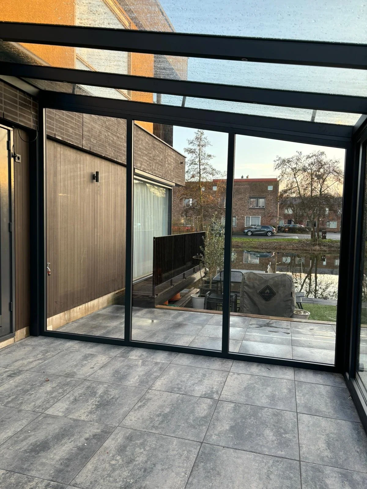 Wintergarten mit festen Seitenelementen