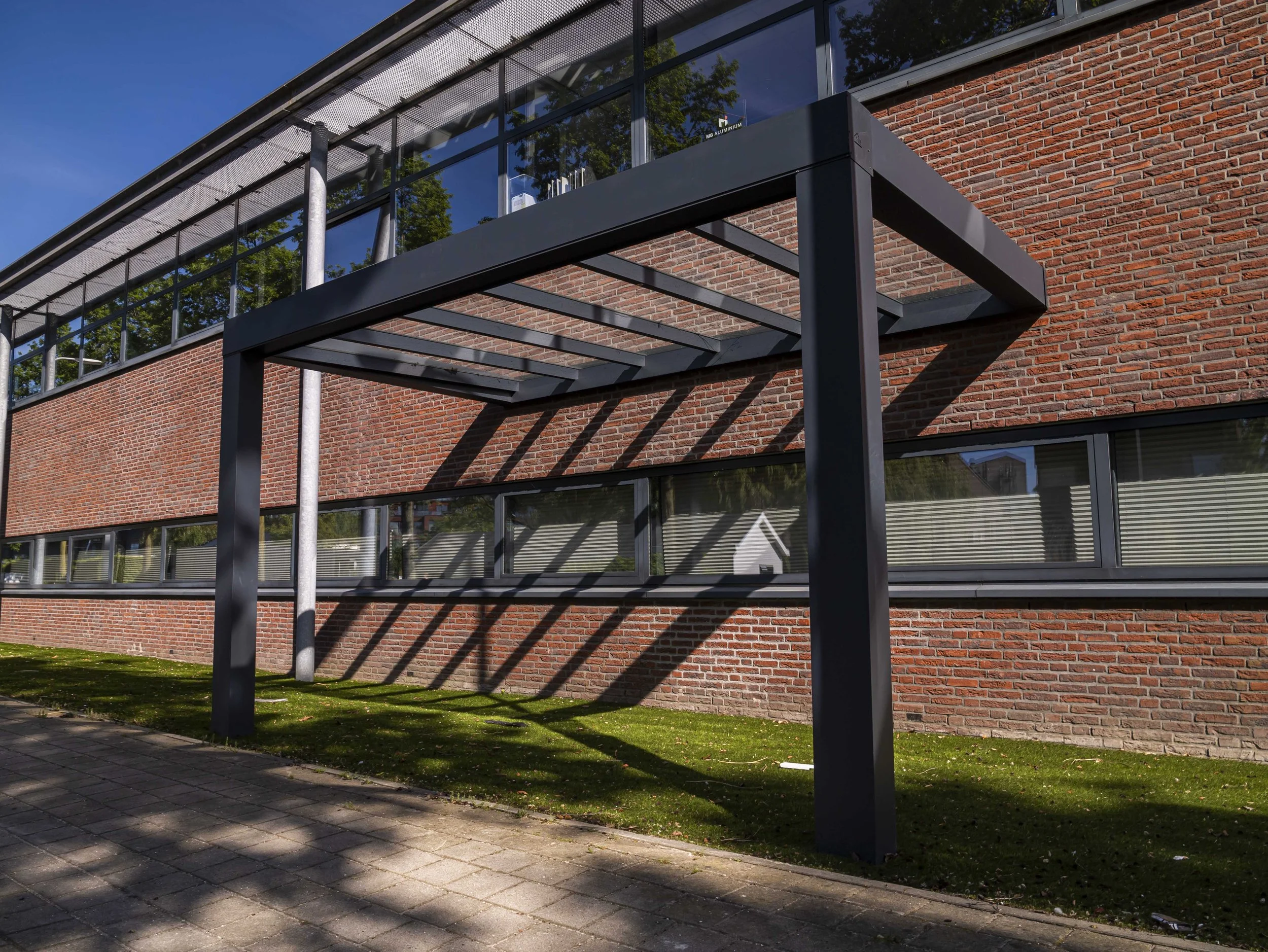 Kubische Überdachung an Bürogebäude