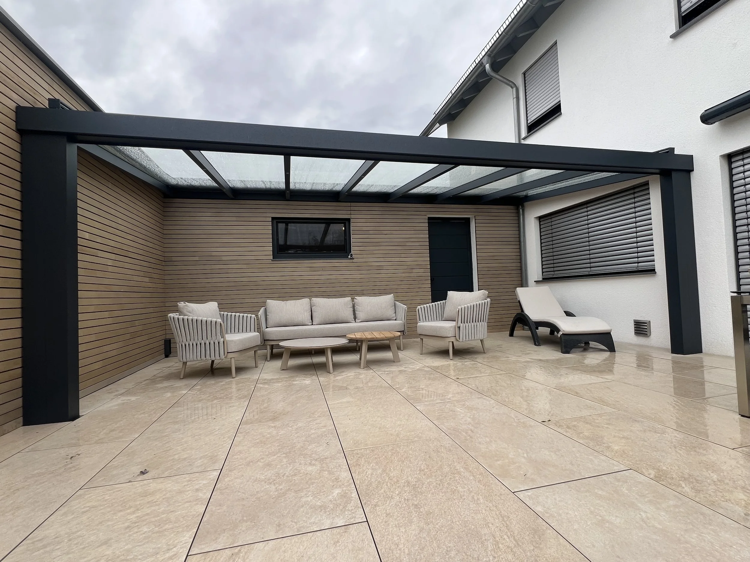 Terrassendach in Anthrazit mit Glasdach in Friedrichshafen