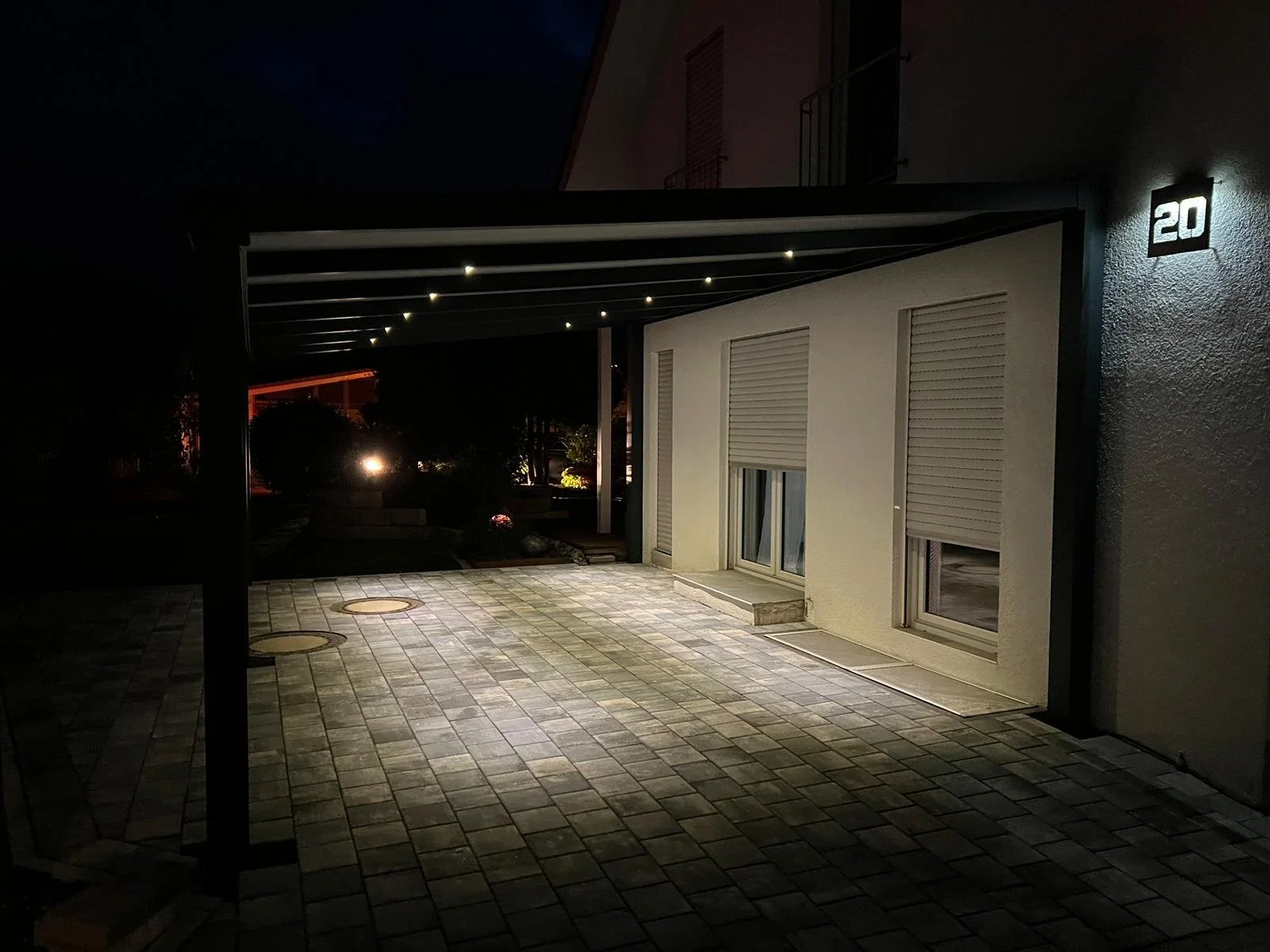 Terrassenüberdachung mit LED-Beleuchtung bei Nacht in Meckenbeuren