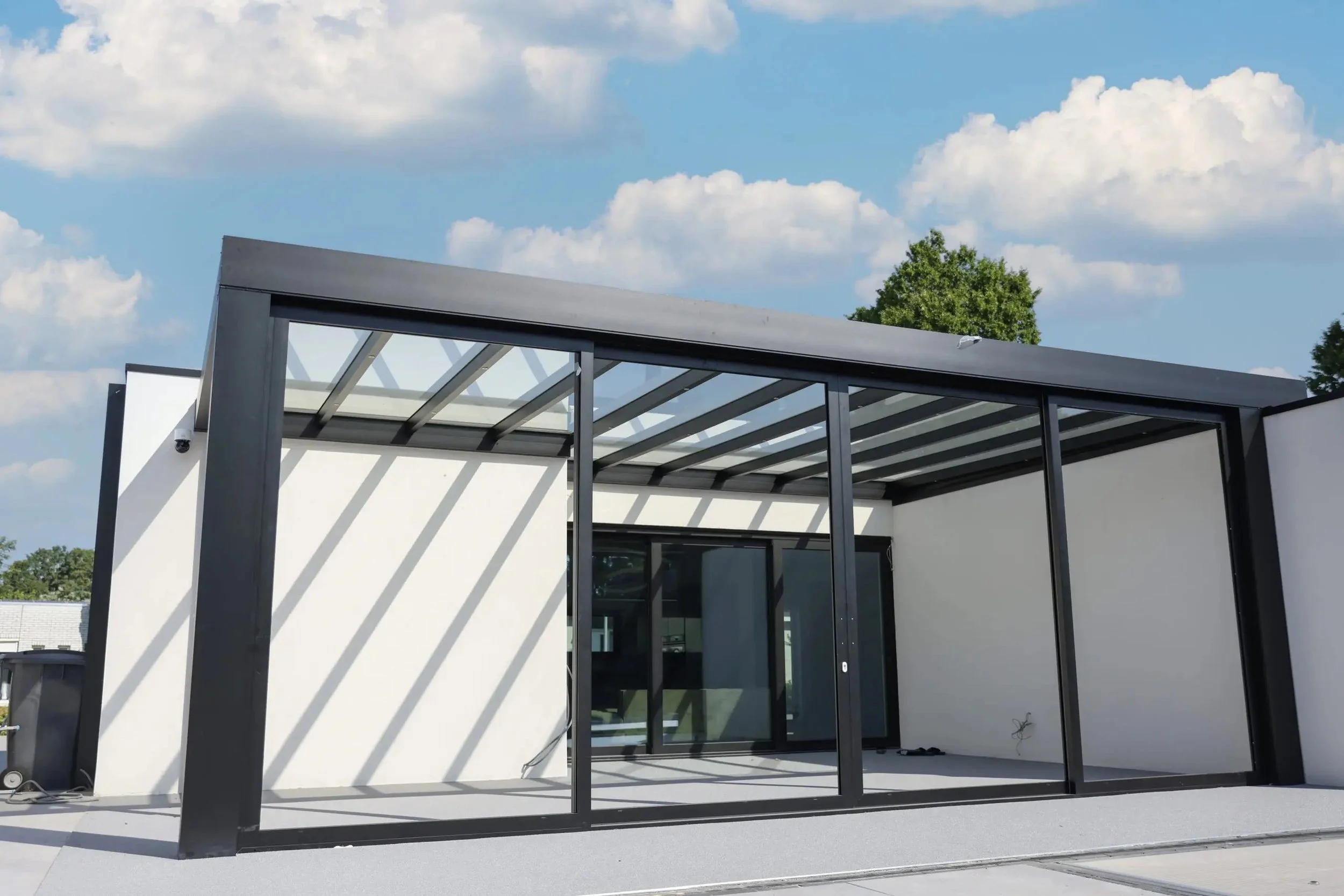 Kubische Terrassenüberdachung mit Glasdach