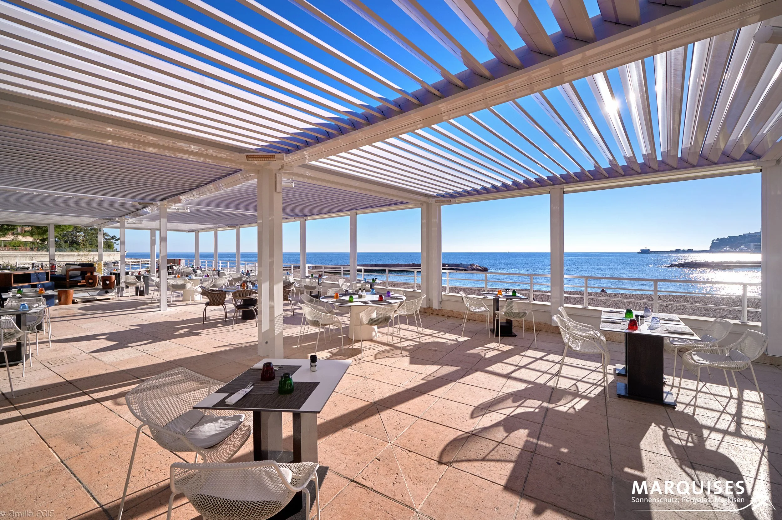 Lamellendach auf großer Hotelterrasse