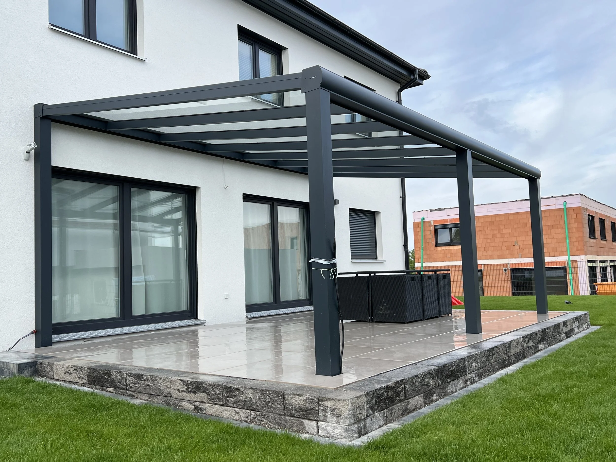 Freistehendes Terrassendach an modernem Einfamilienhaus