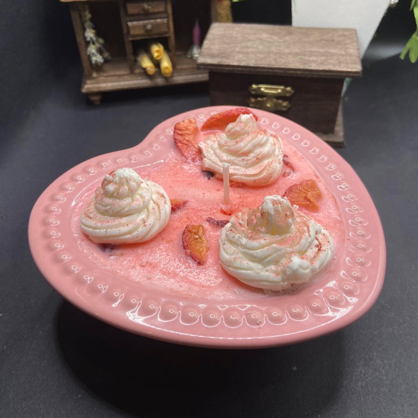 Learned how to make whipped wax! This one is super cute while also smelling super sweet 💗

🍓 Vanilla scented whipped &ldquo;cream&rdquo; dollops on top of a berry scented candle, decorated with strawberries and a few cherries to accentuate the pink