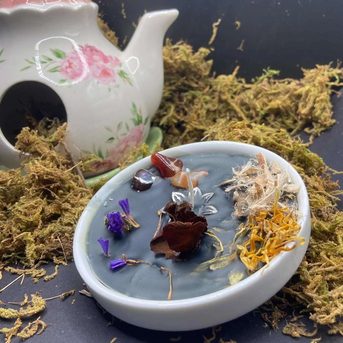 Currently loving our Dragon&rsquo;s Blood scented candle. Reminds me of the incense!

Decorated with Slippery Elm Bark, Calendula petals, crystals chosen at random and dried flowers from past bouquets.

#diy #scentedcandle #decorativecandle #crystals
