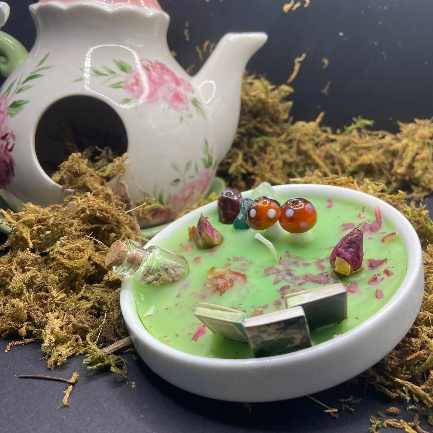 Take a walk in nature with our Cool Citrus &amp; Basil scented candle. Whether used as decoration or to burn, this candle is sure to lighten up your day. 

Adorned with glass mushrooms, tiny copies of timeless classic novels, crystals chosen at rando