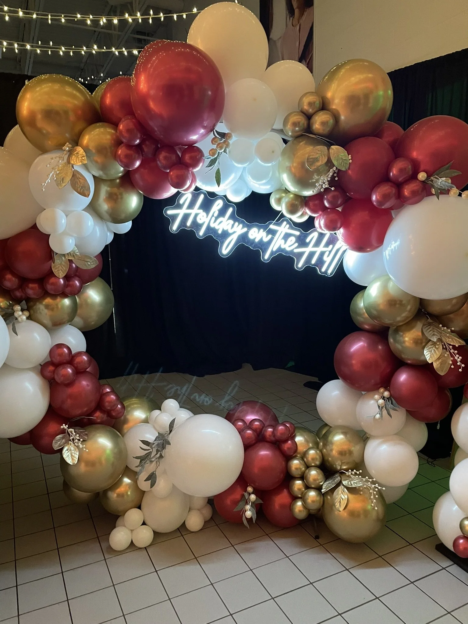 Full Coverage Balloon Circle Arch with foiliage accents.JPEG