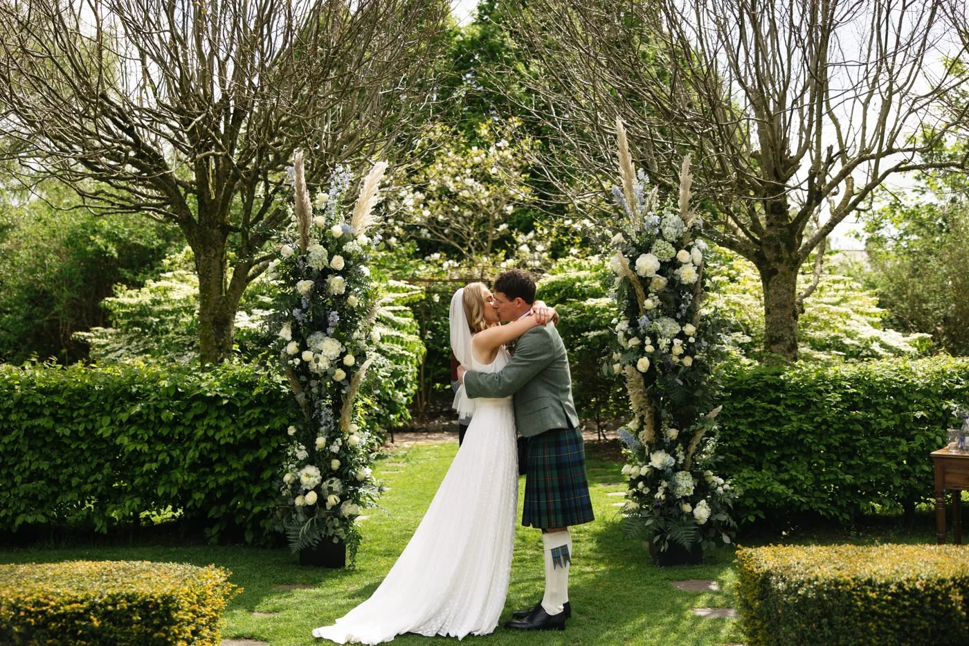 Larchfield-Estate-Wedding-Photos-027.jpg