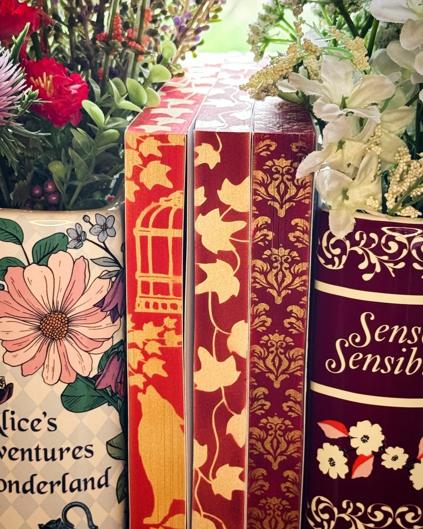 I&rsquo;ve been practicing my sprayed edges 📚 Also, how cute are these book vases? Homegoods 🌟

#bookstagram #amaliciousmenagerie #sprayededges #bookart #paranormalromancebooks