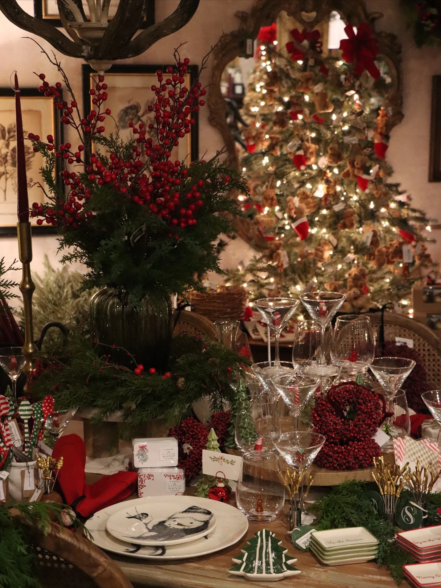 As Michael Bubl&eacute; says best&hellip; it&rsquo;s beginning to look a lot like Christmas 🎶✨ South Street Gardens is glowing with evergreens, twinkling lights, and a little holiday magic in every corner 🎄