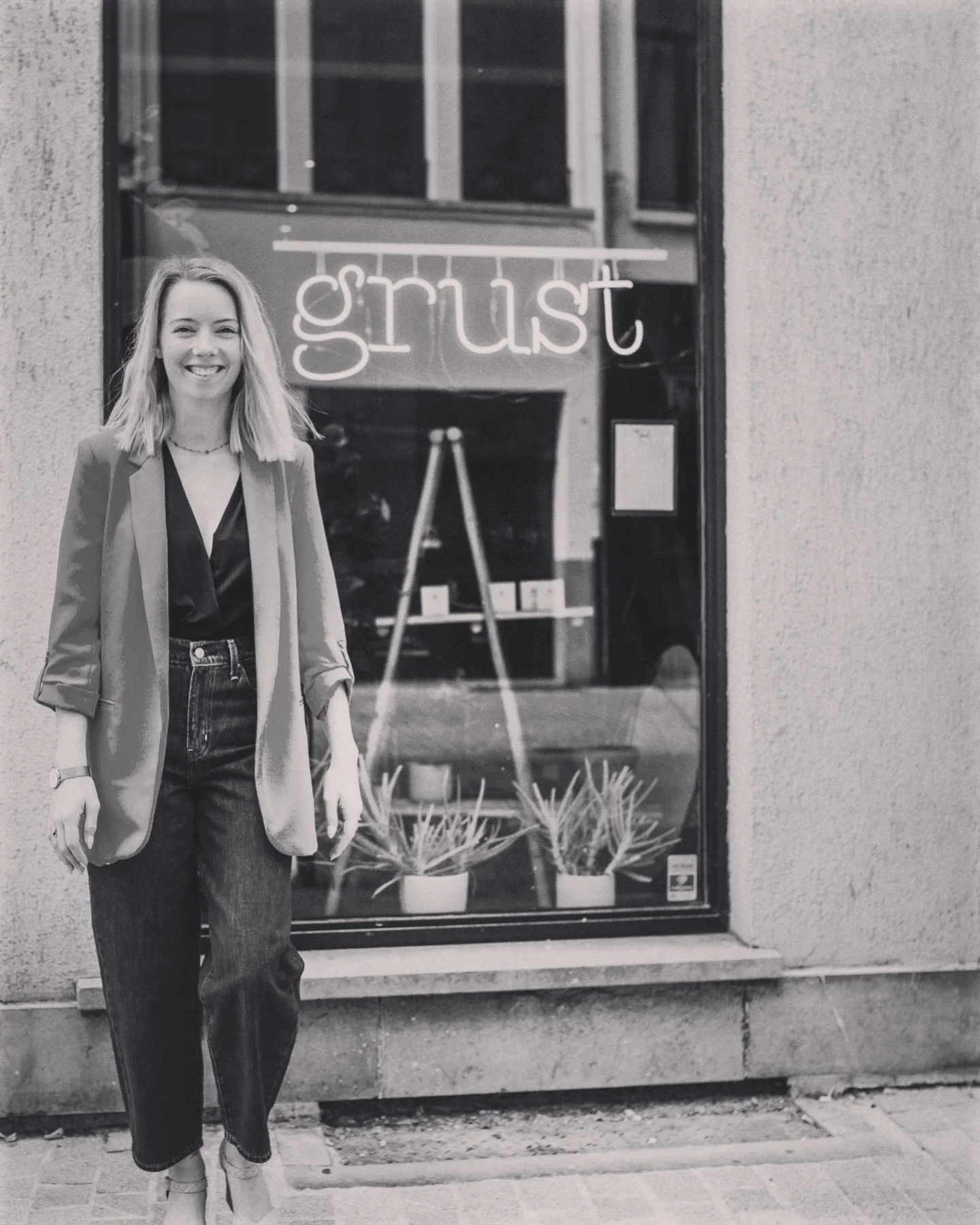 ✨ Een bekend gezicht, een nieuw hoofdstuk! ✨

Voor wie haar al kent uit de Lage Koepoortstraat: yes, she&rsquo;s back 💛 En voor wie haar nog niet kent: let us introduce you to Lina.
Lina is al sinds 2018 actief als waxspecialiste en had toen 5 jaar 