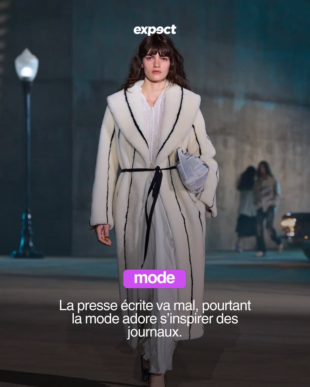 Impossible de ne pas faire le parall&egrave;le entre le come-back de ce motif et les derni&egrave;res annonces de plans de licenciement de journalistes des grands magazines. 📰

Et vous, vous adoptez le #newspaperprint ?

#magazine #DiorCruise26 #Dio