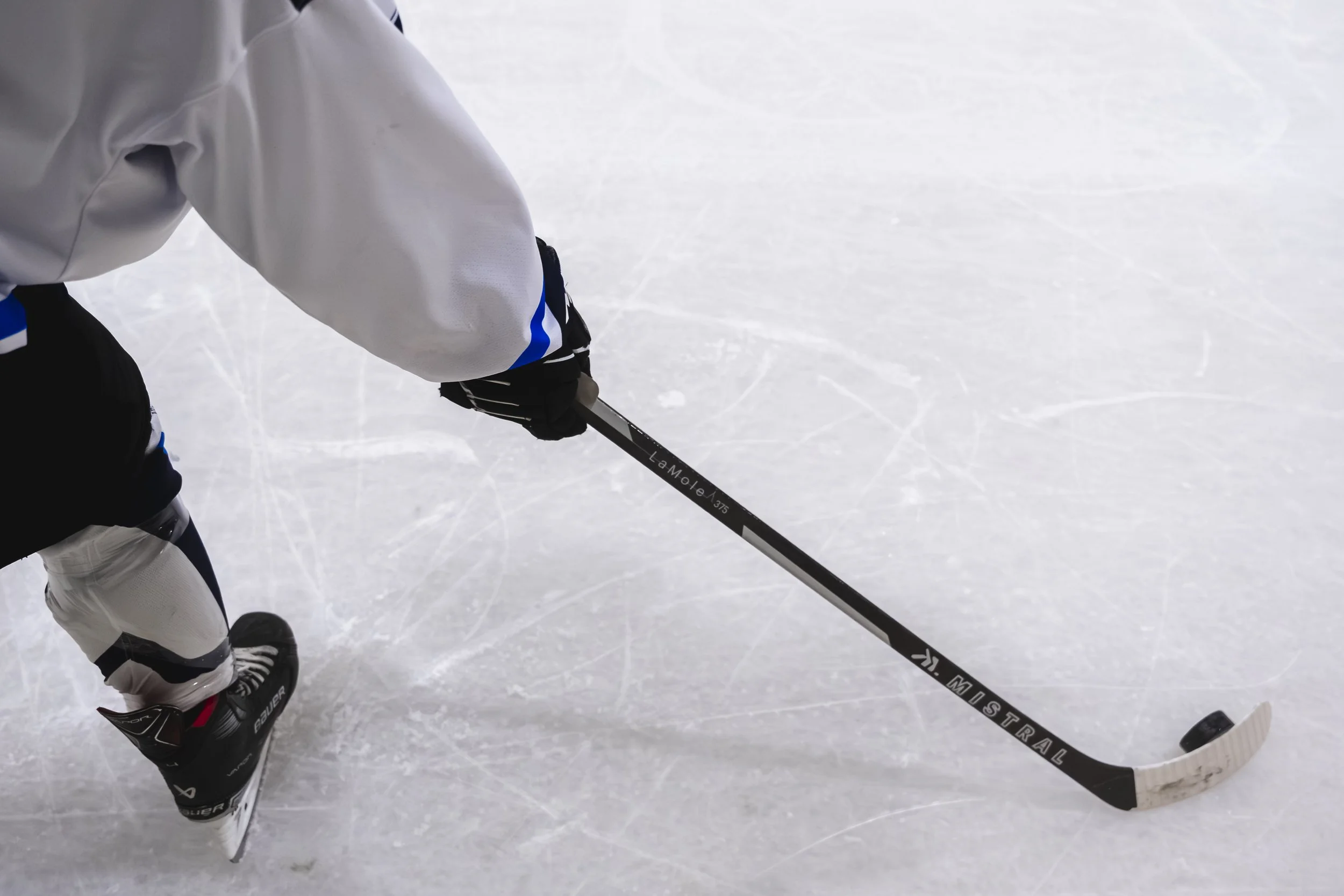 Tipologie di tiro nell’hockey su ghiaccio e come il bastone da hockey influenza il tiro