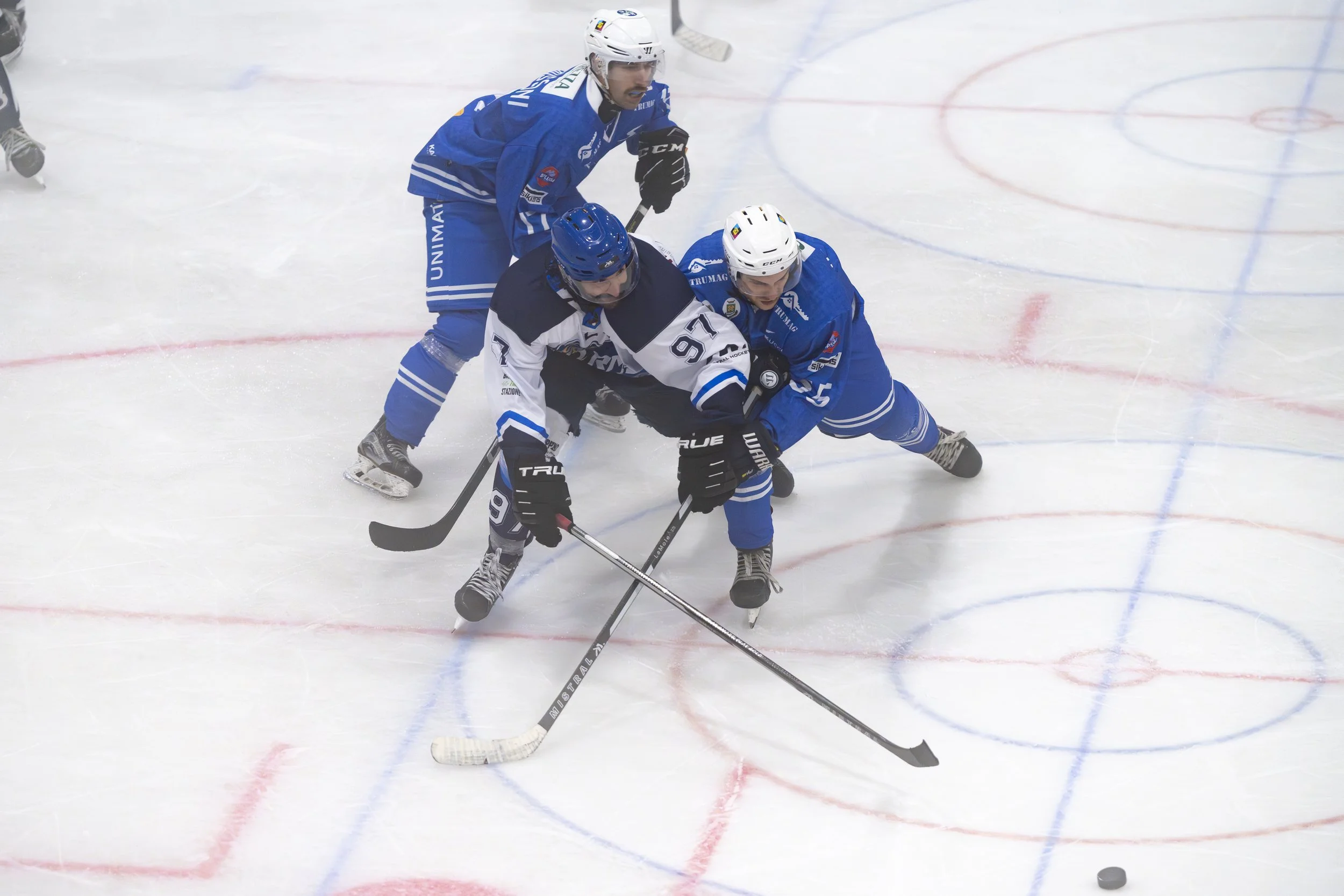 Come utilizzare il bastone nel face-off nell’hockey su ghiaccio: guida completa per vincere gli ingaggi