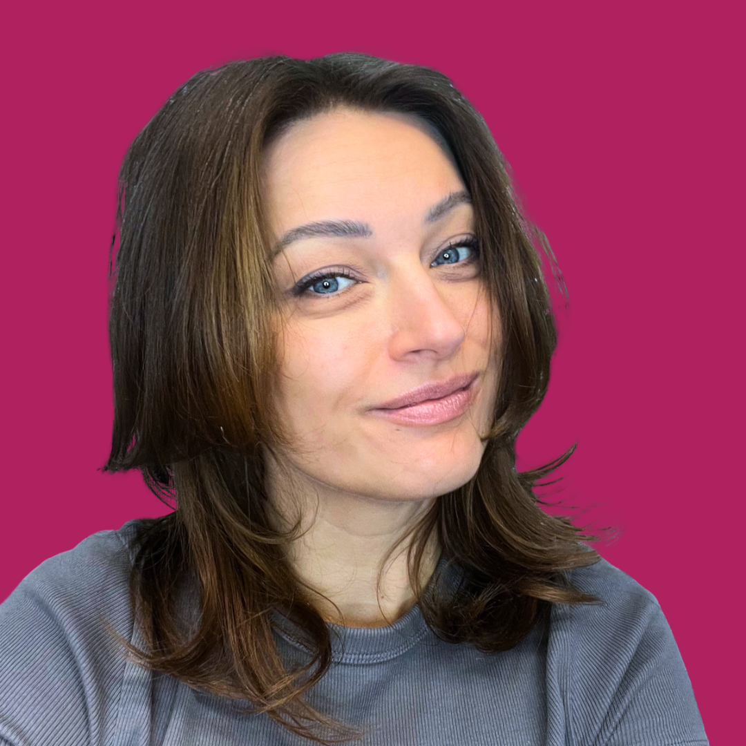 Hymyilevä parturi Fledapeutti valmiina palvelemaan asiakasta.