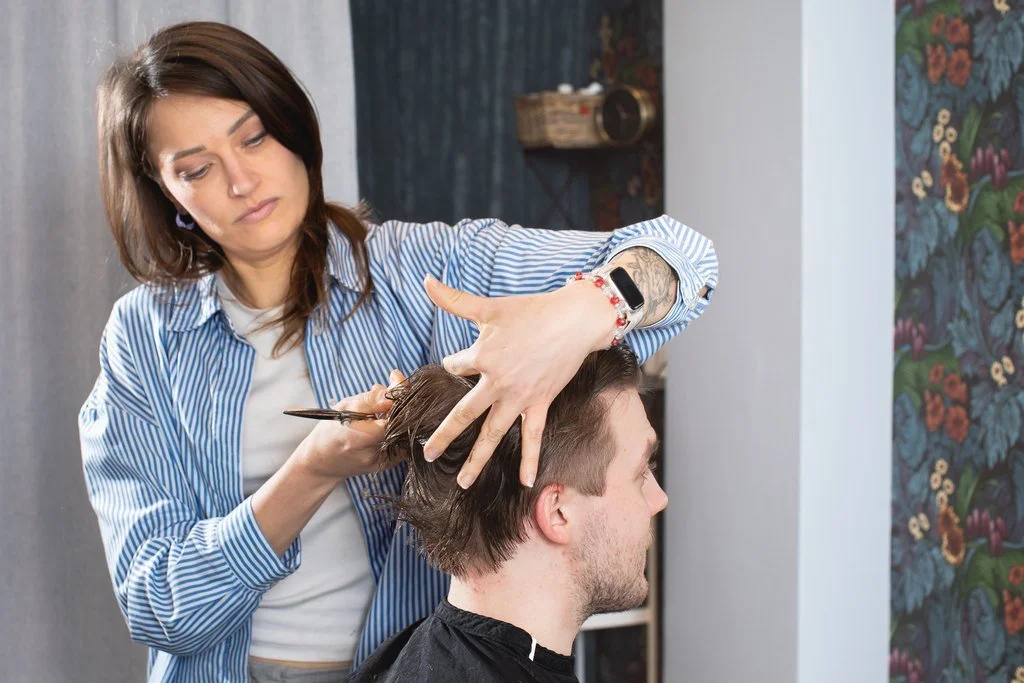 Syksyn uudet tuulet: Koulutushumua, reilumpaa hinnoittelua ja lavatunnelmaa ✂️✨