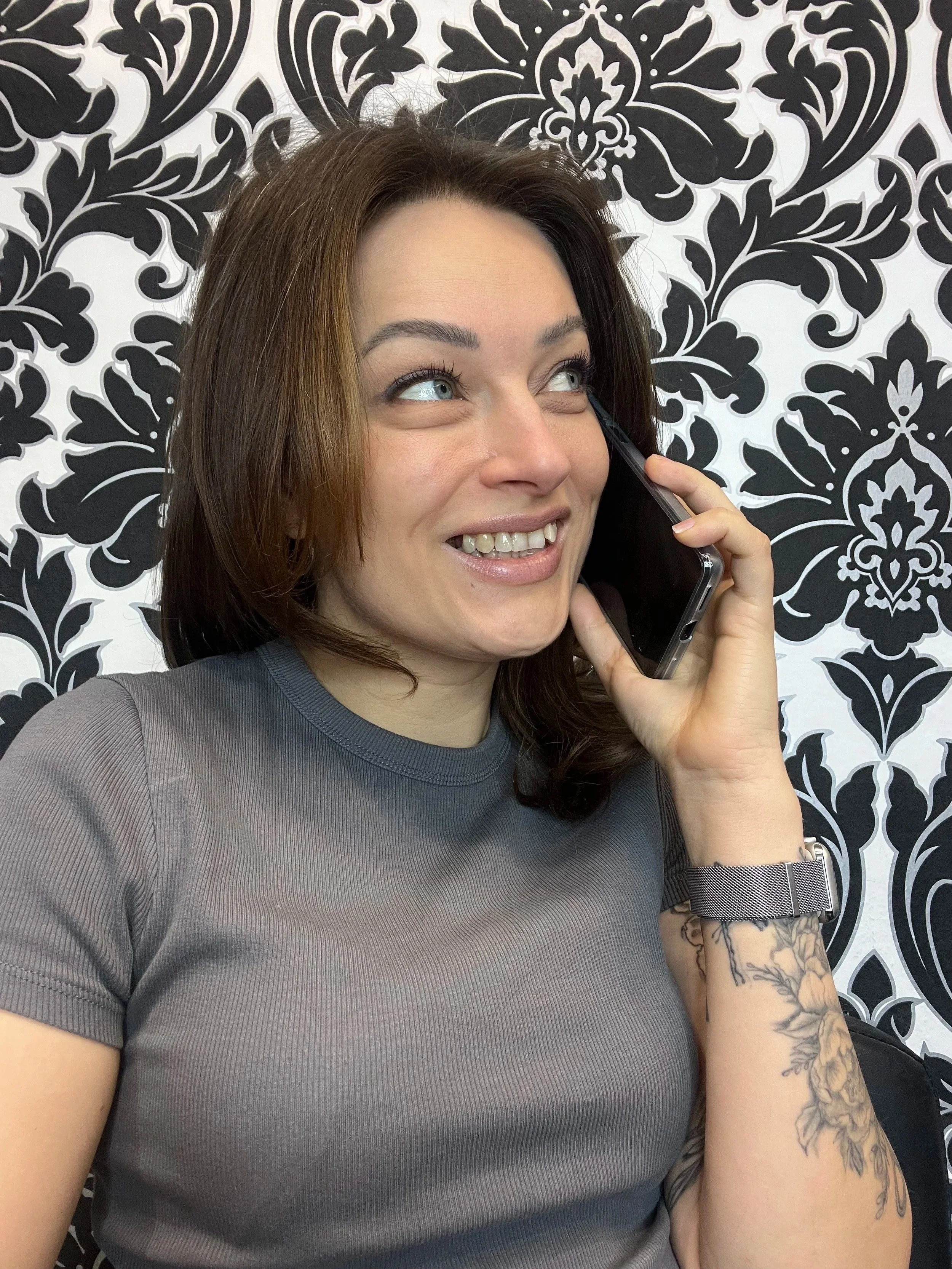 Uusia tuulia Koskikadulla! Fledapeutti tarjoaa ammattitaitoista otetta lyhyisiin hiusmalleihin ja parranmuotoiluun aivan Joensuun keskustassa.