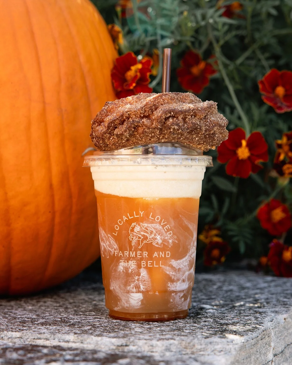 Smokey maple creemee + apple cider AND our sugar + spice French cruller?! Fall in a cup. 💫🍁

#woodstockvt #woodstockvermont #vermonteats #vermontfood #vermontlife