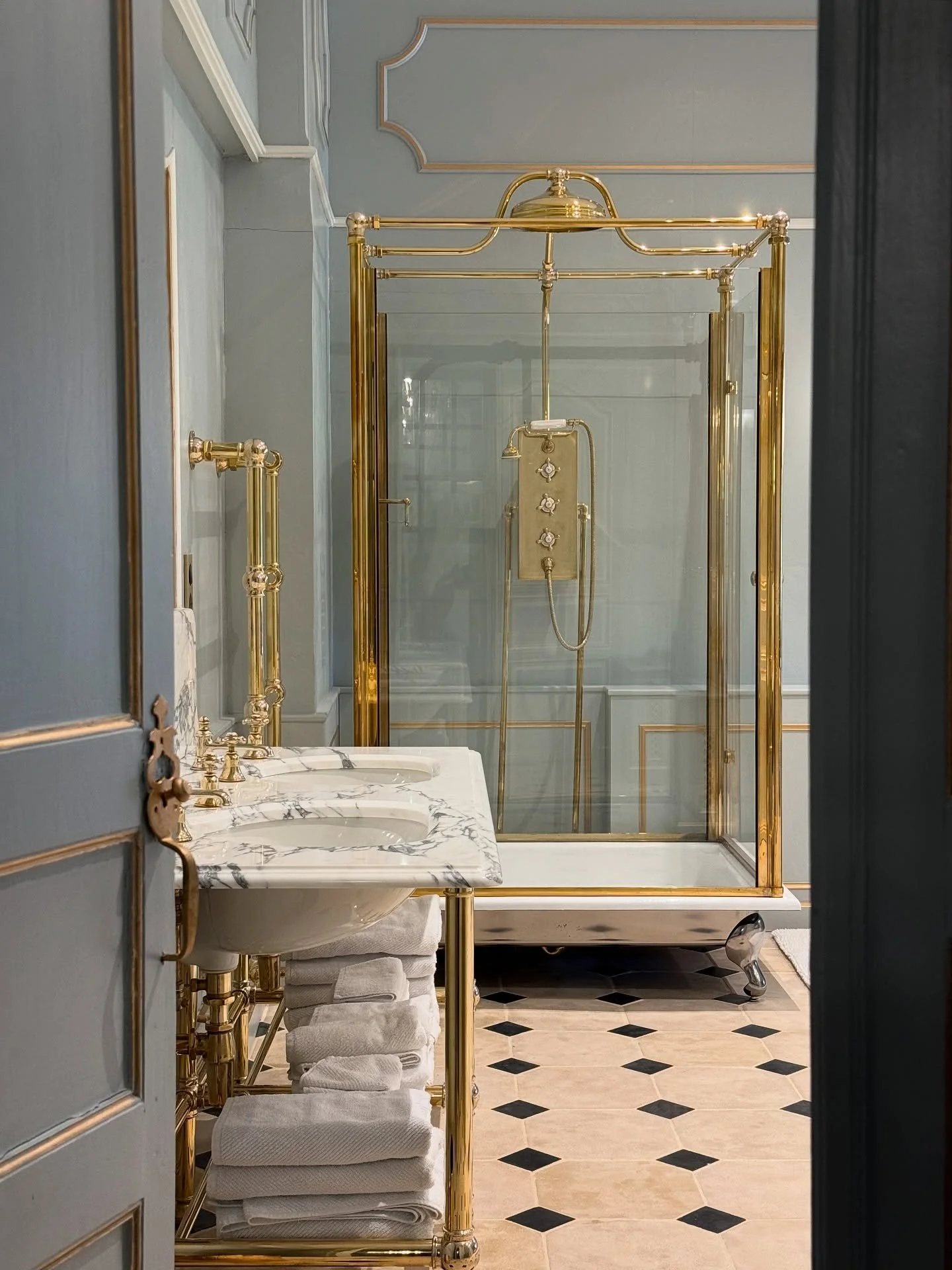 Tumbled limestone x polished Calcutta + @drummonds_bathrooms brass fixtures =
Chateau primary bathroom fit for a Queen
.
Design: @tina.marguerite 
.
.
.
.
#interiordesign #frenchchateau #frenchcountry #drummondsbathrooms #historicarchitecture #french