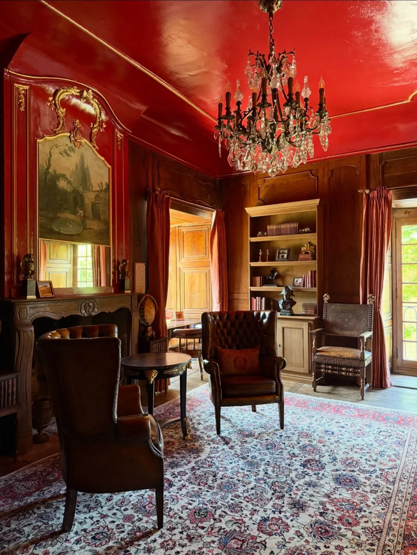 &lsquo;Twas the night before Christmas, when all through the house
Not a creature was stirring, not even a mouse;
The stockings were hung by the chimney with care,
In hopes that St. Nicholas soon would be there; 🎄🛷

Interior design: @tina.marguerit