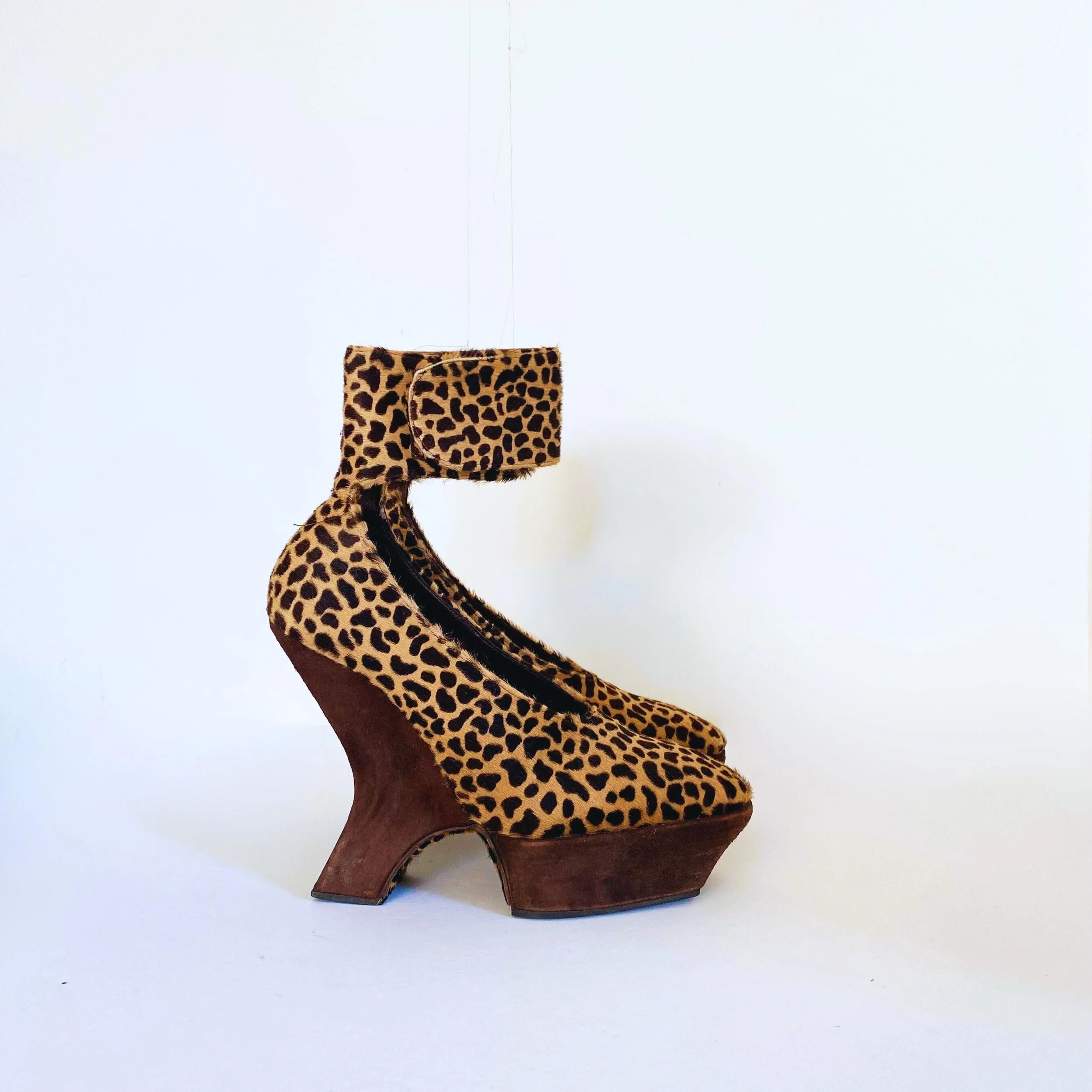JAN JANSEN leopard wedge from 1995 available online 🐆

#fashionarchives #fashionarchive #fashion00 #fashion90s #fashion80s 90sfashion vintagefashion vintage vintagestyle vintagebag authenticbrandname vintagegold instastyle instavintage vintageclothe