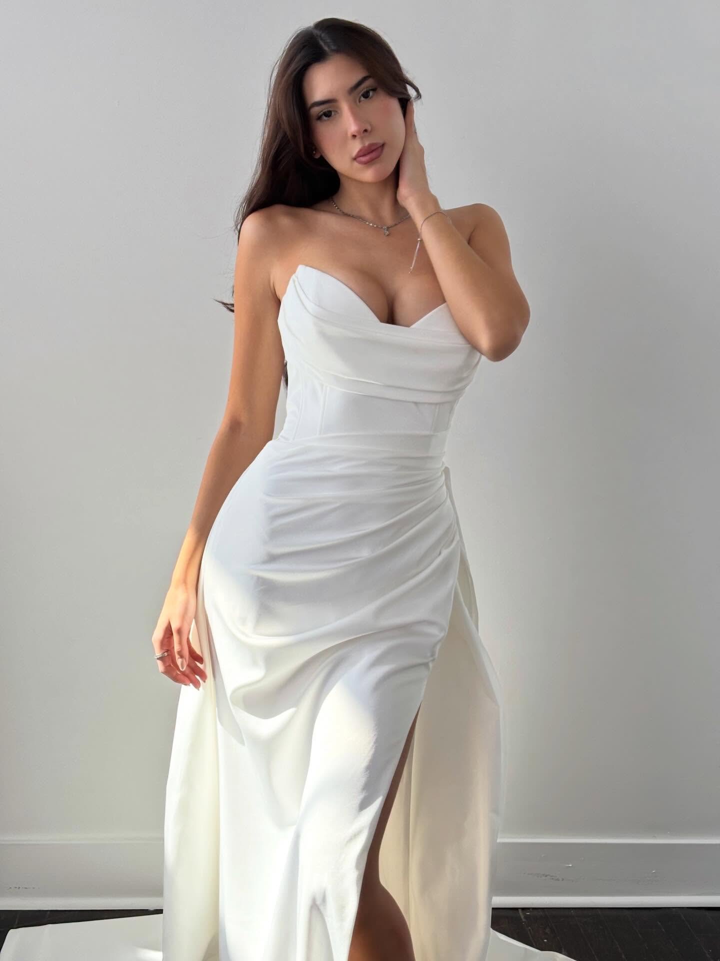 Daydreaming ☁️

Our muse @gianibacchelli 

Wearing Huntleigh by Jane Hill 
📸 @athinahope

#modernbride #weddingdressshopping #texasbride