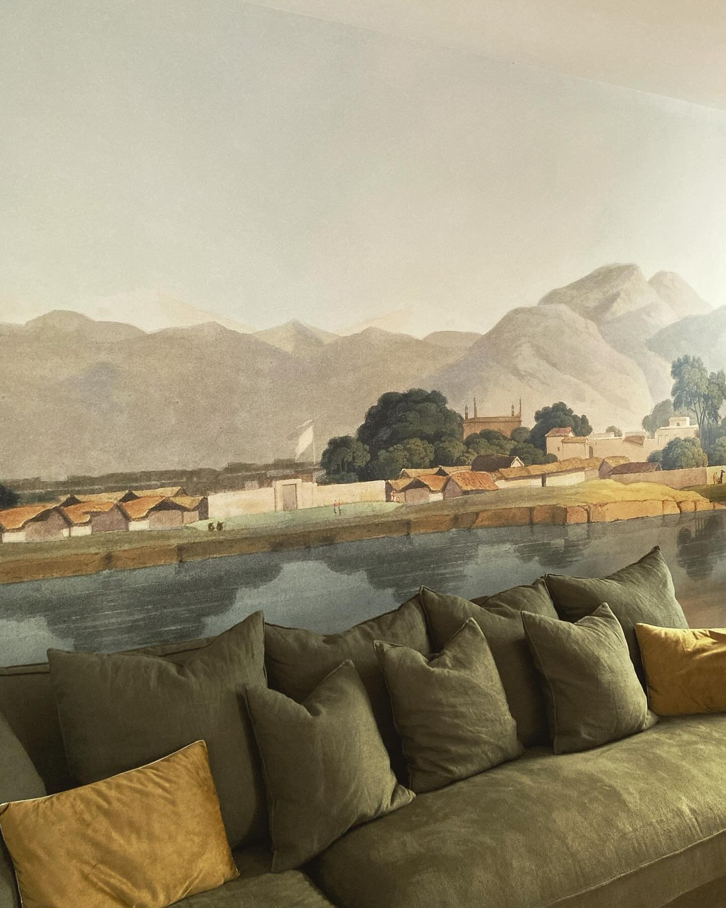 Projet Paradis &bull; D&eacute;tail salon TV

Focus sur ce magnifique papier peint panoramique &ldquo;Nijeibabad&rdquo; @lesdominotiers.

#archilovers #interiordesign #designlovers #decoration #mobilier #wallpaperdecor #lesdominotiers #homespirit