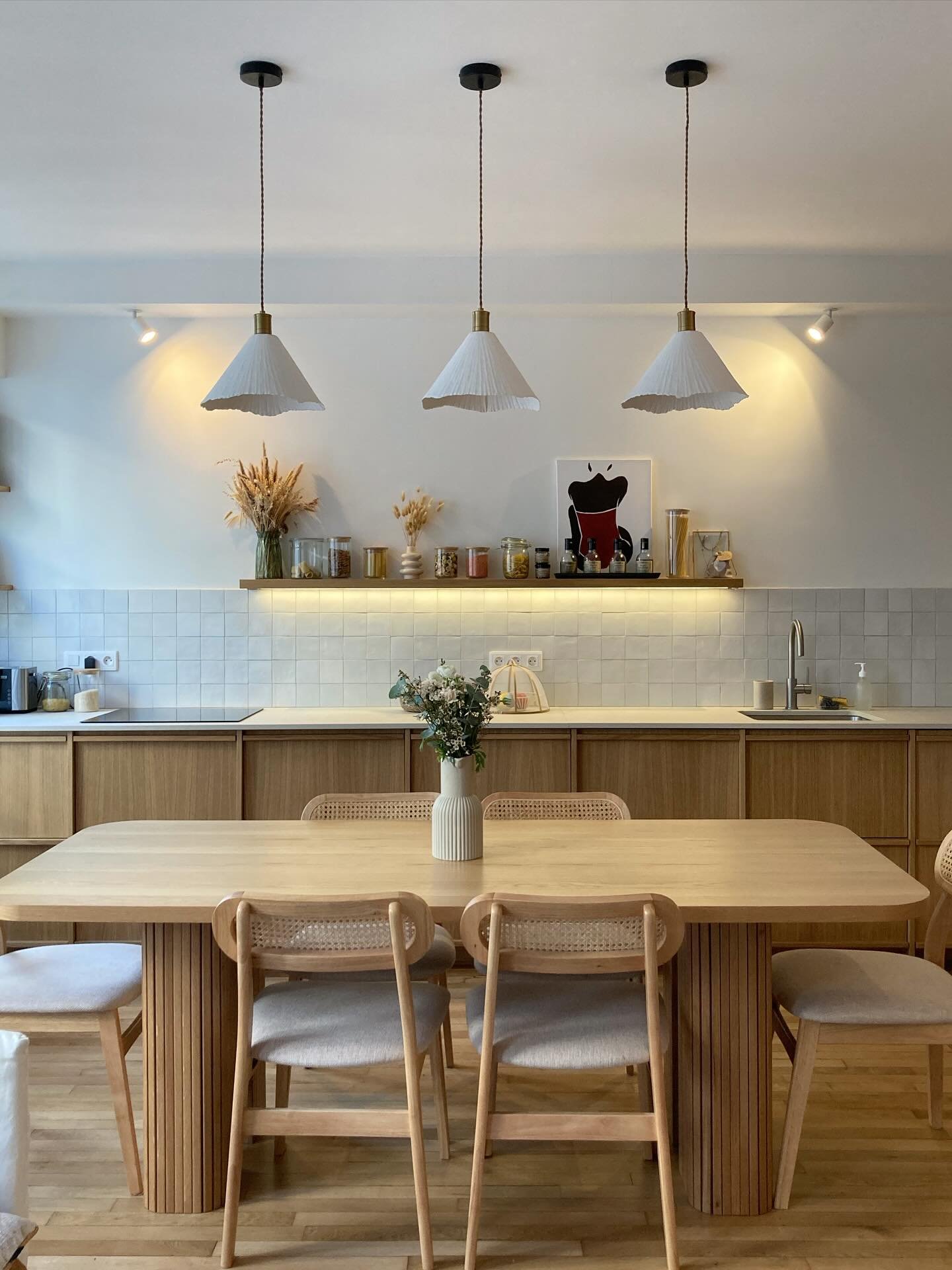 Projet Paradis &bull; La cuisine 

Une cuisine familiale semi-sur mesure, pens&eacute;e dans les moindres d&eacute;tails pour &ecirc;tre &agrave; la fois esth&eacute;tique et fonctionnelle. 

#architectureinterieure #renovation #optimisationdelespace