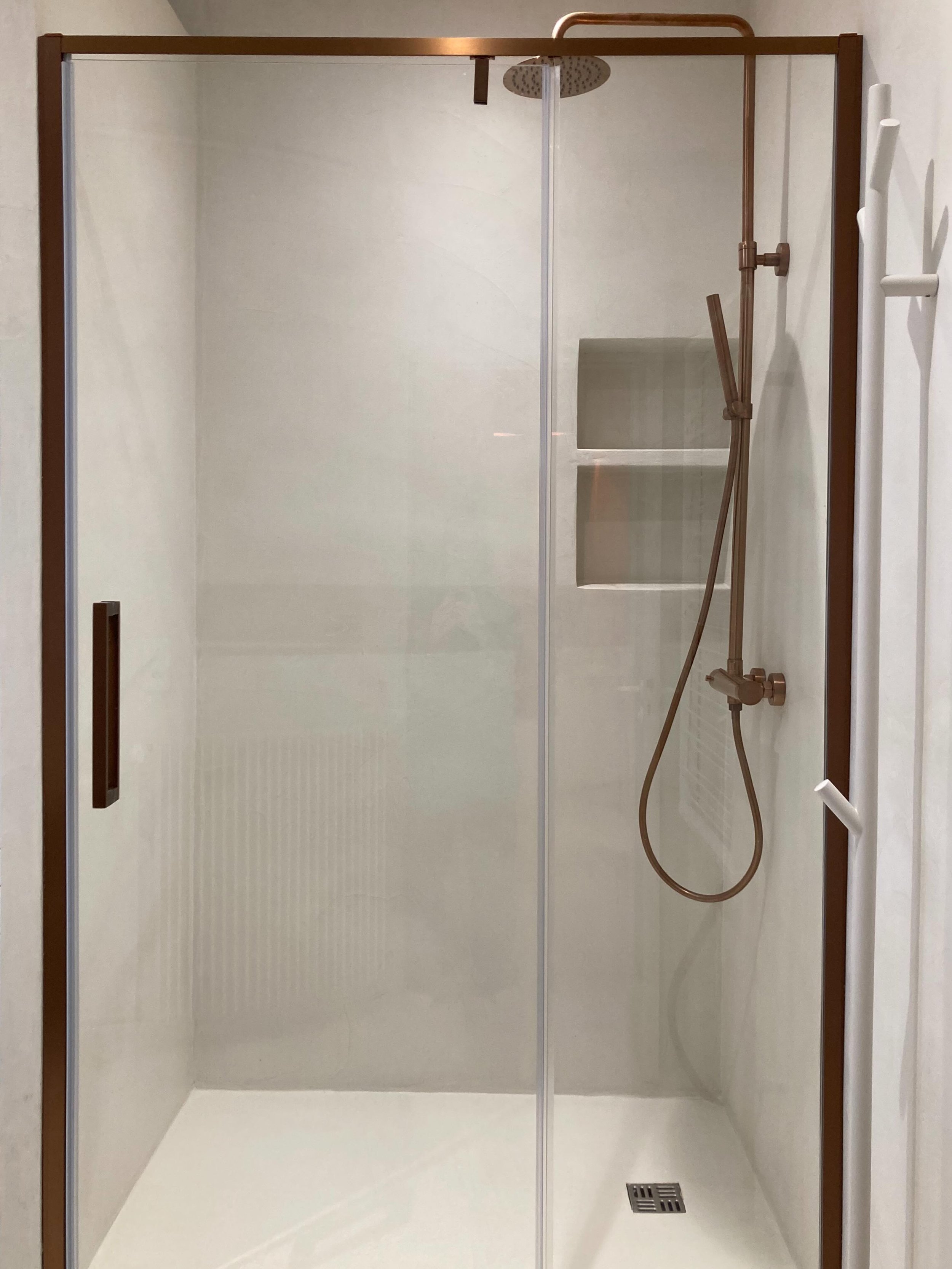 Projet Paradis (Paris 10) &bull; Avant/apr&egrave;s salle de bain

R&eacute;f&eacute;rence b&eacute;ton cir&eacute; : Coco milk @mercadier.decoration 

#renovation #salledebain #betoncire #interiordesign #inspirationdeco